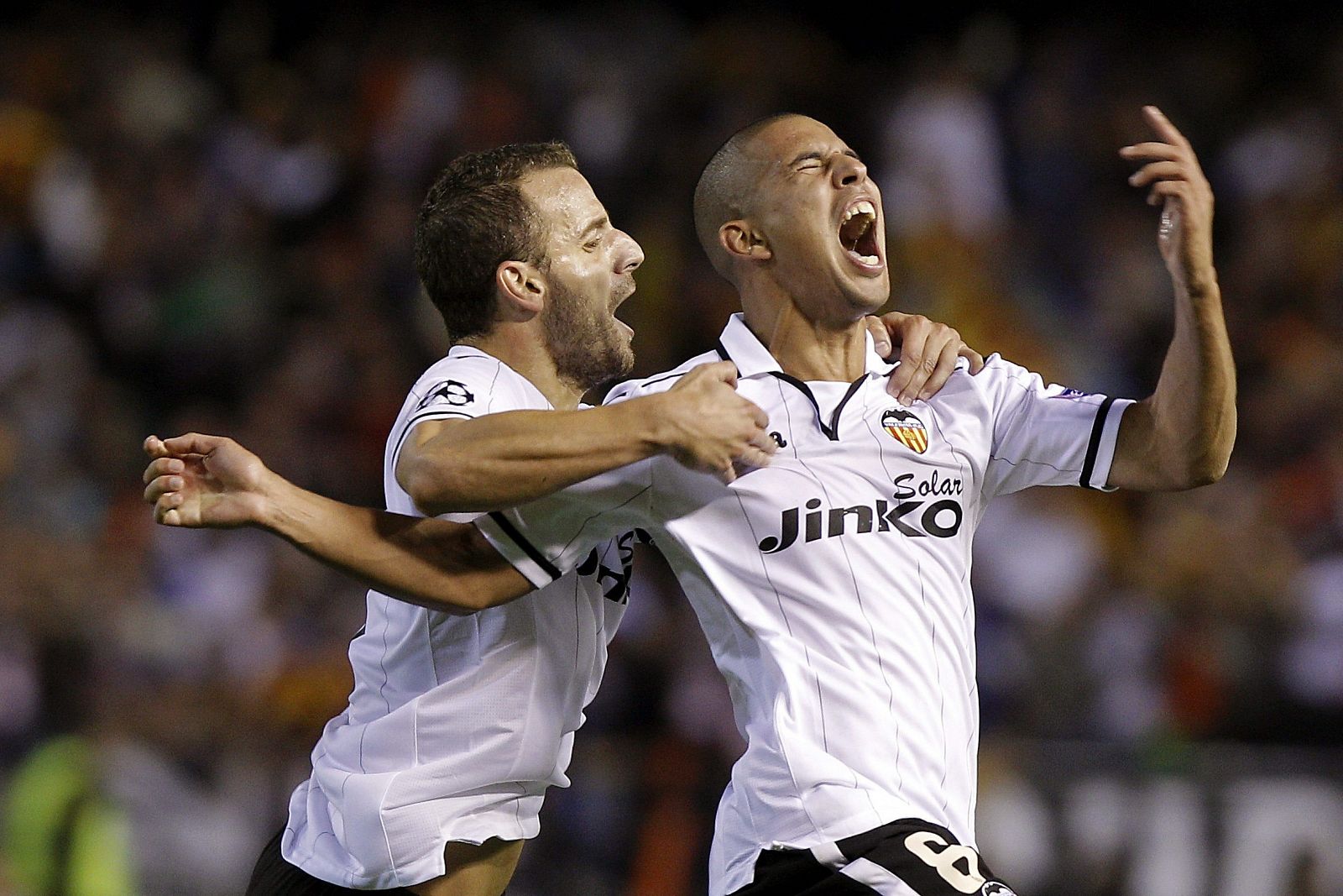 El centrocampista francés del Valencia, Sofiane Feghouli (d), celebra un gol con su compañero Roberto Soldado,