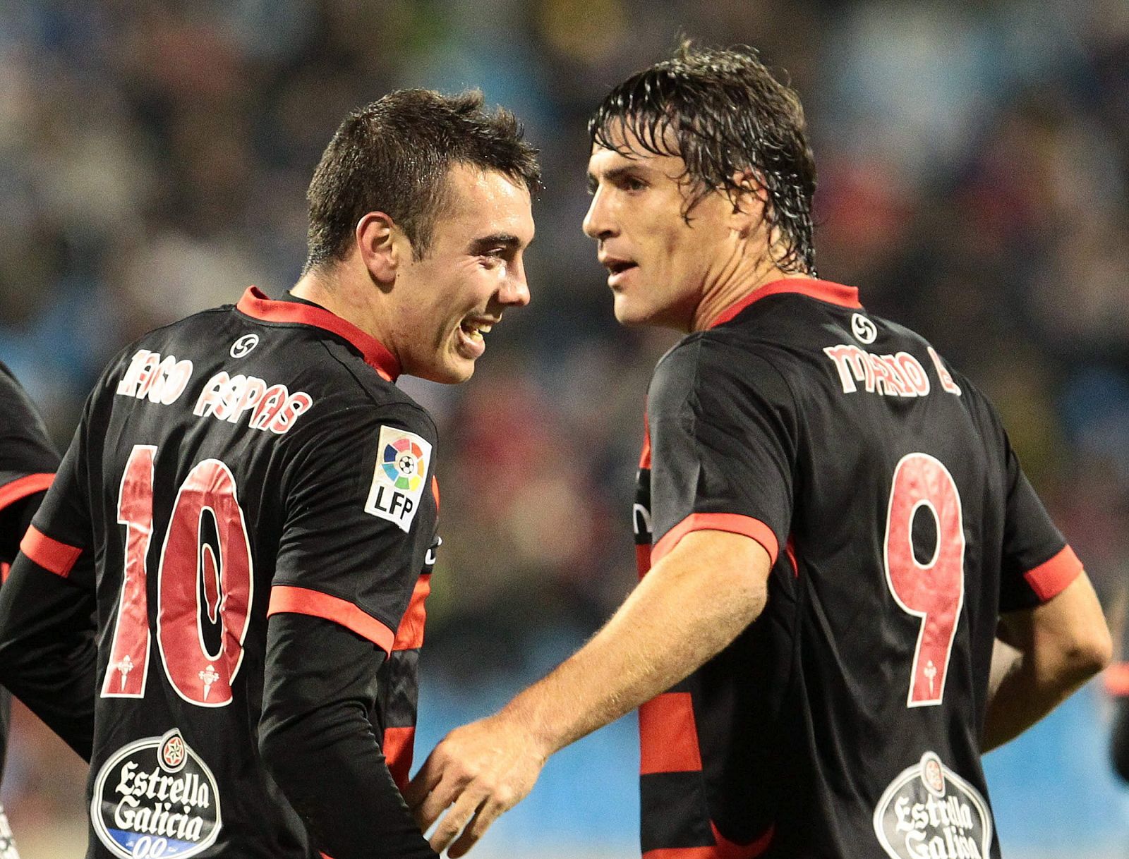 Los jugadores del Celta, Iago Aspas (i) y Mario Bermejo, celebran el primer y único gol contra el Zaragoza