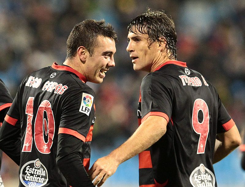 Los jugadores del Celta, Iago Aspas (i) y Mario Bermejo, celebran el primer y único gol contra el Zaragoza