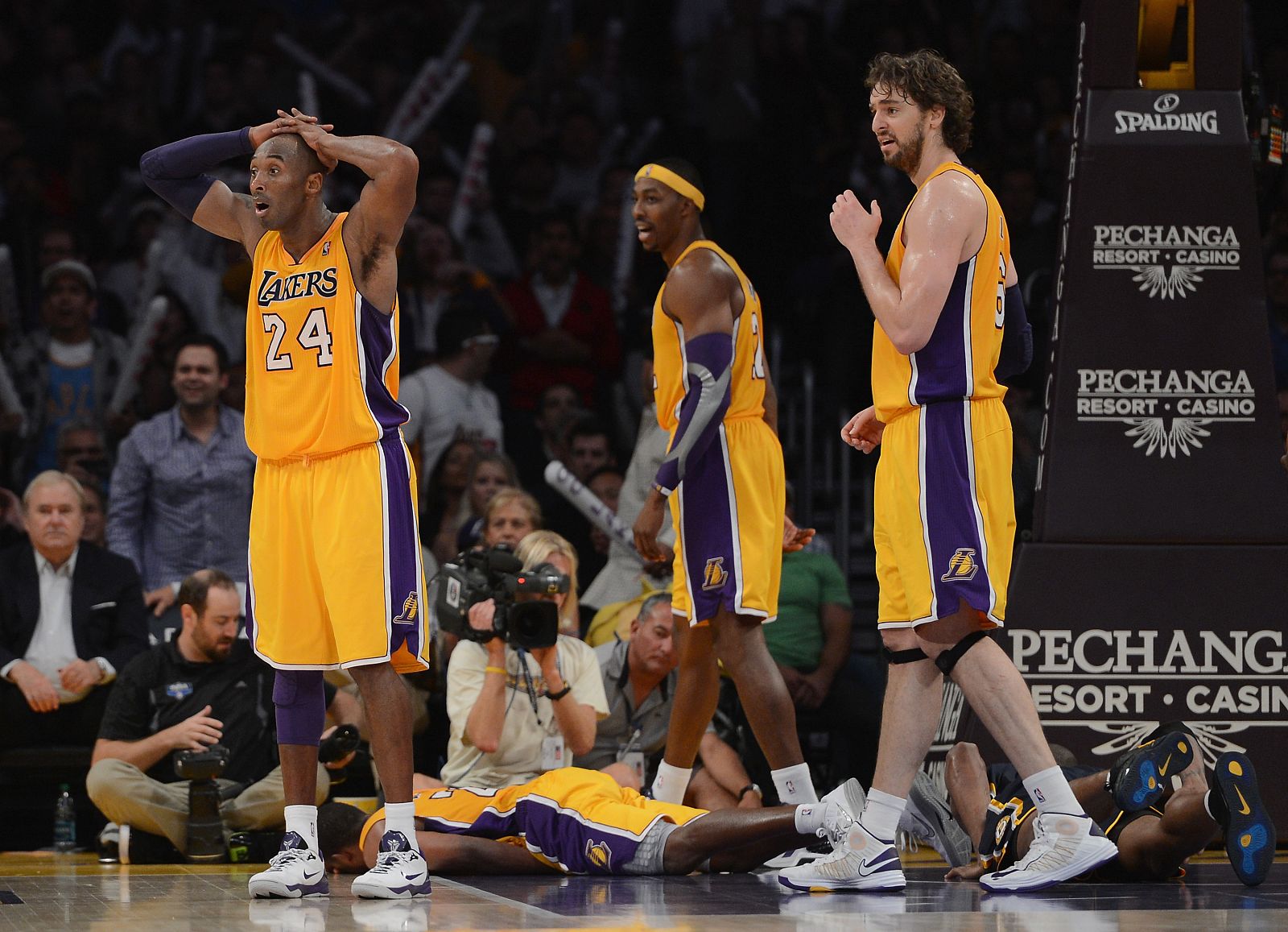Los jugadores de los Lakers, Bryant, Howard y Gasol, se lamentan ante los Pacers