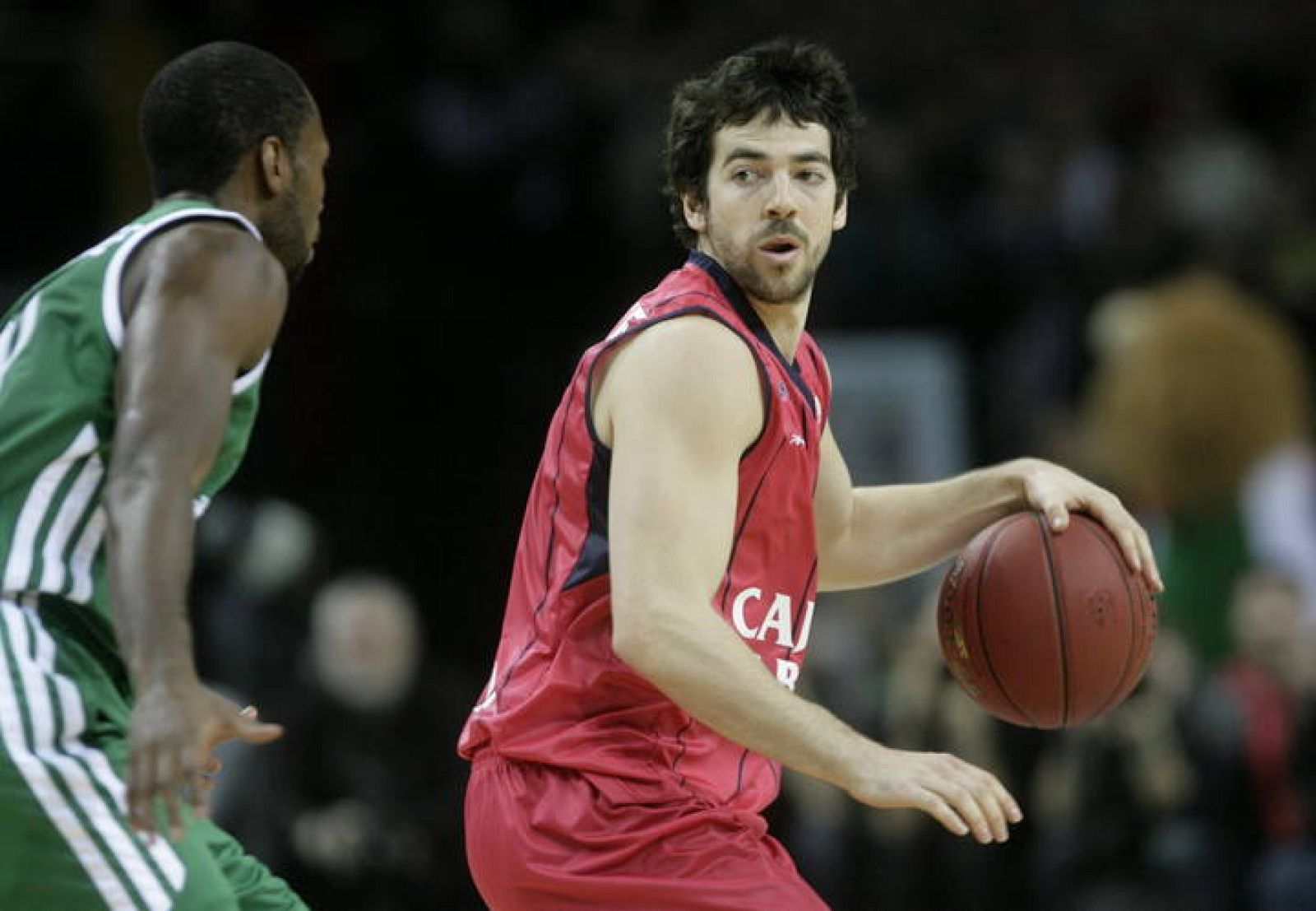 Taylor Rochestie (dcha), controla el balón durante el partido de la Euroliga de baloncesto disputado frente al Zalgiris