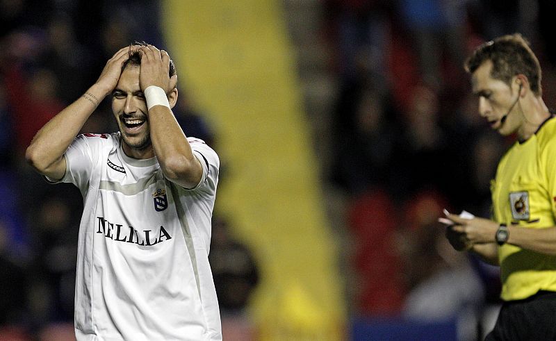 Imagen del defensa del Melilla Andrés Sánchez en su partido ante el Levante.