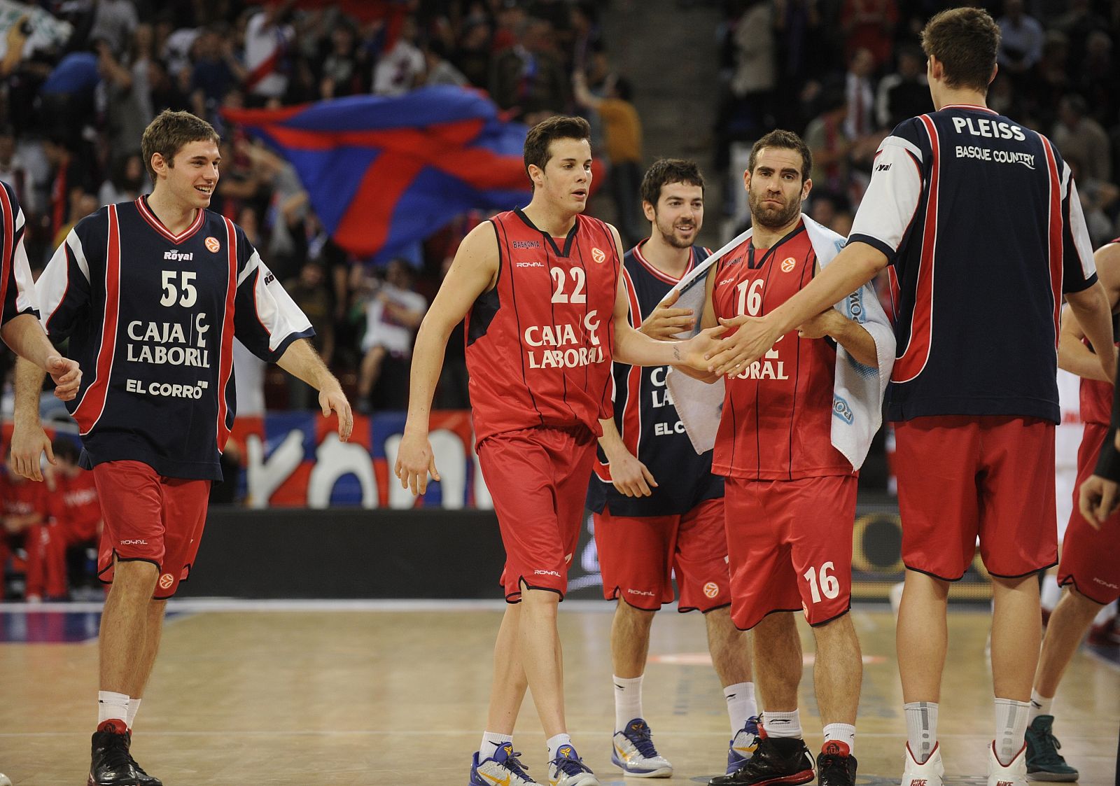 Jugadores del Caja Laboral celebran en Vitoria su victoria sobre el Armani Milan