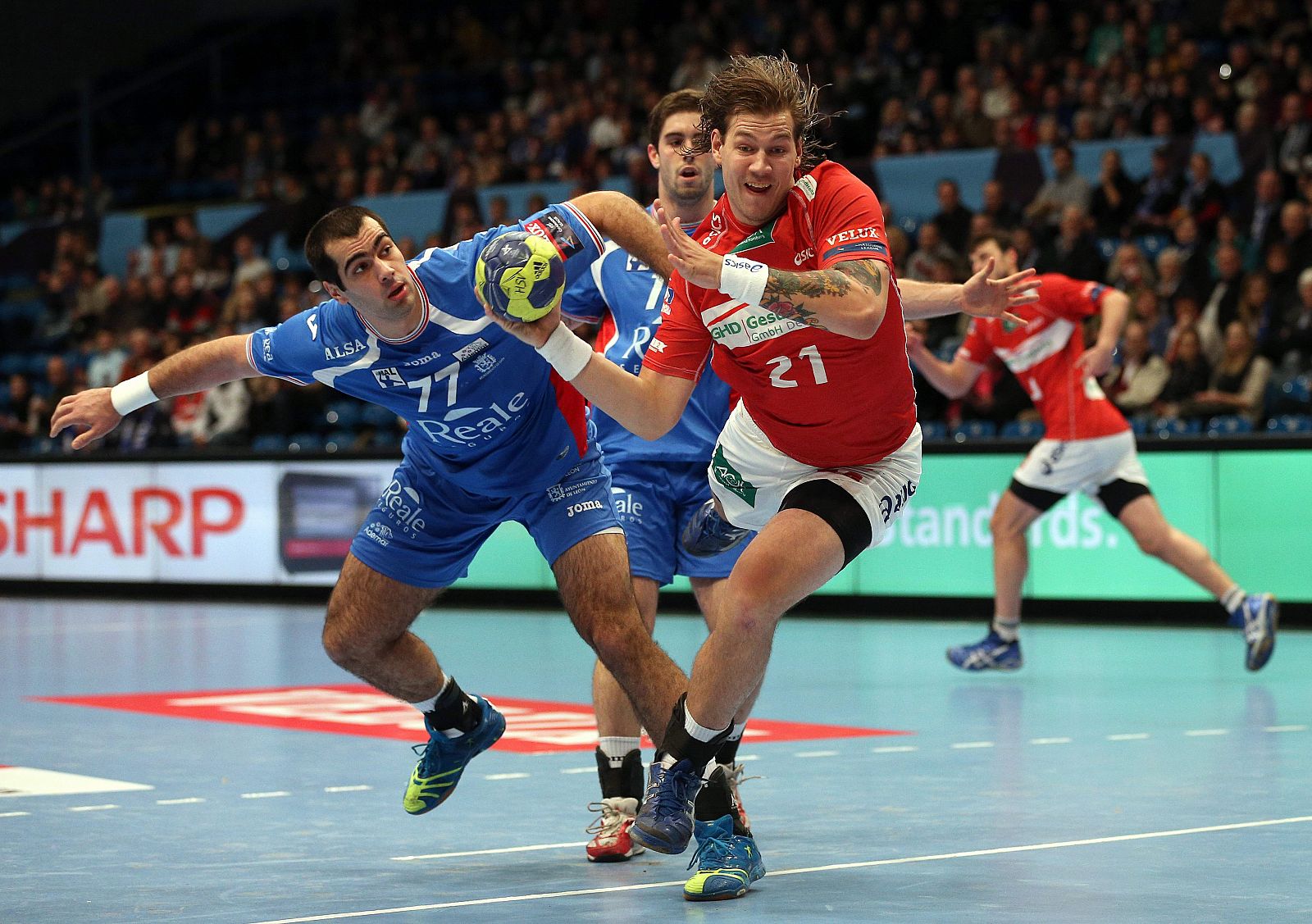 Andreas Nilsson (d) del HSV Hamburg lucha por el balón con Vladimir Vranjes (i) de Ademar León.