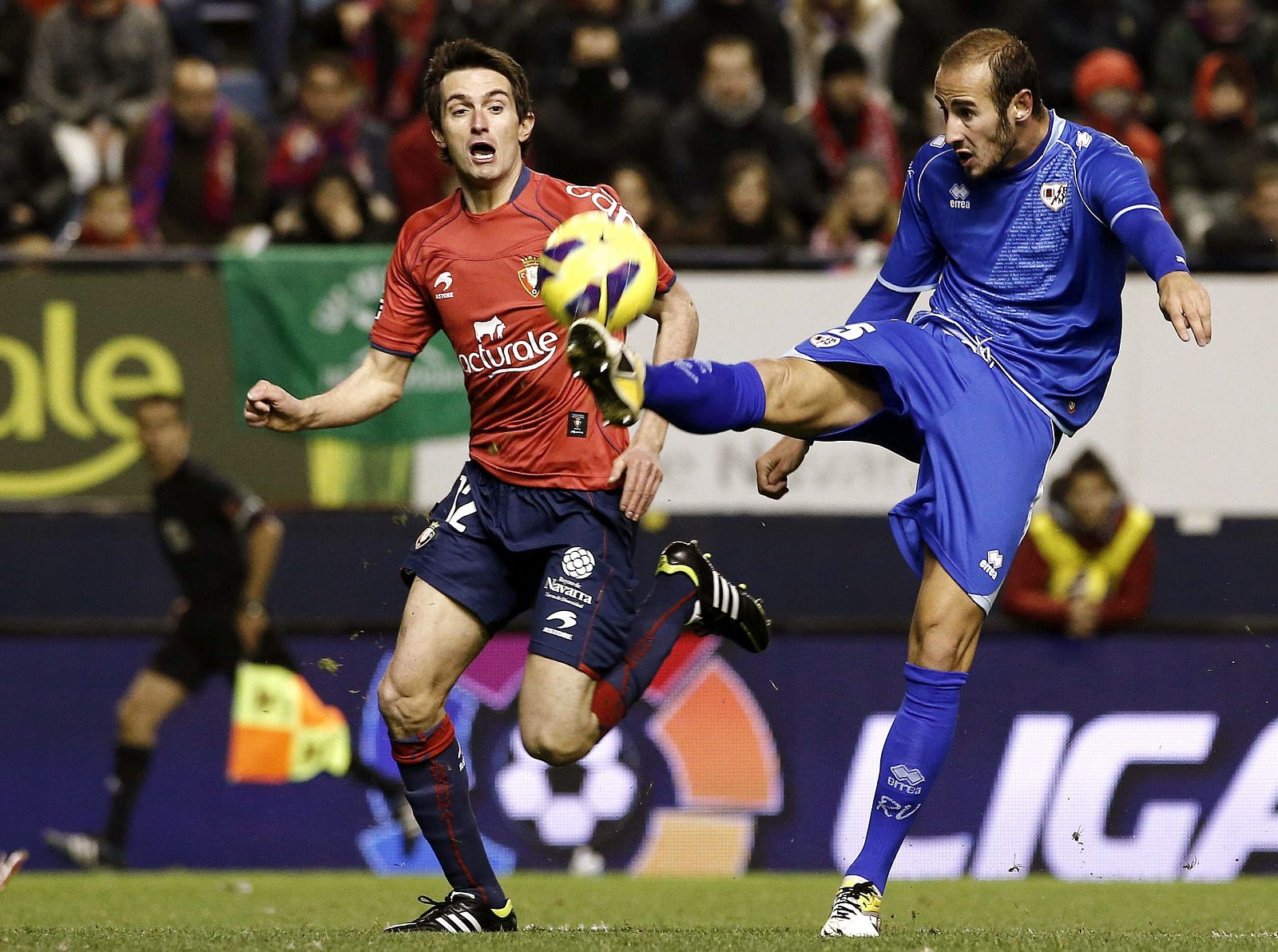 El delantero de Osasuna Joseba Llorente intenta recuperar la posesión del esférico ante el defensa del Rayo Vallecano Álex Gálvez.