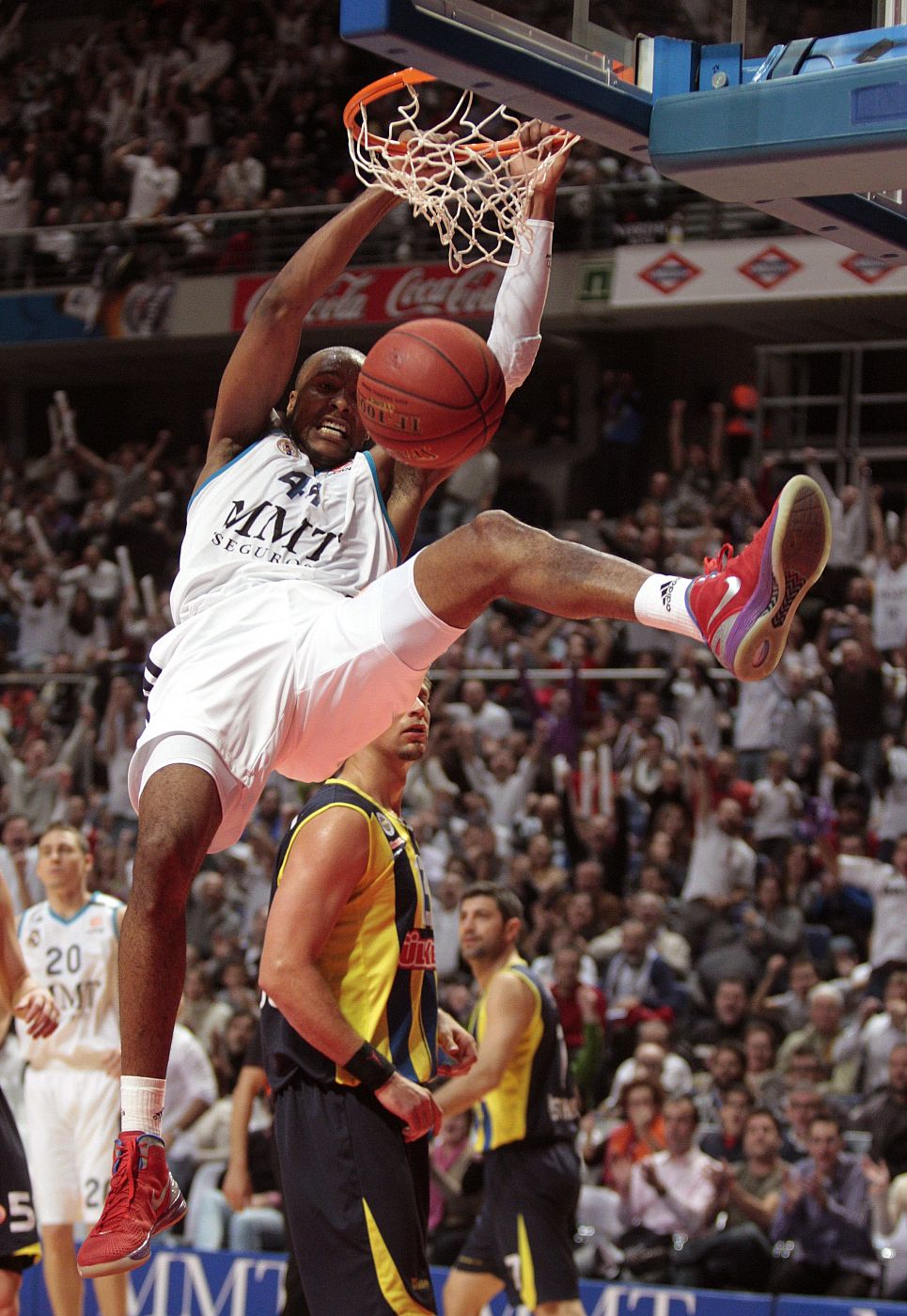 El alero estadounidense del Real Madrid Marcus Slaughter realiza un mate.