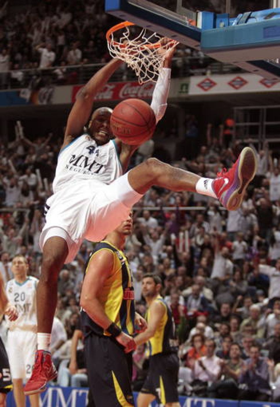 El alero estadounidense del Real Madrid Marcus Slaughter realiza un mate.