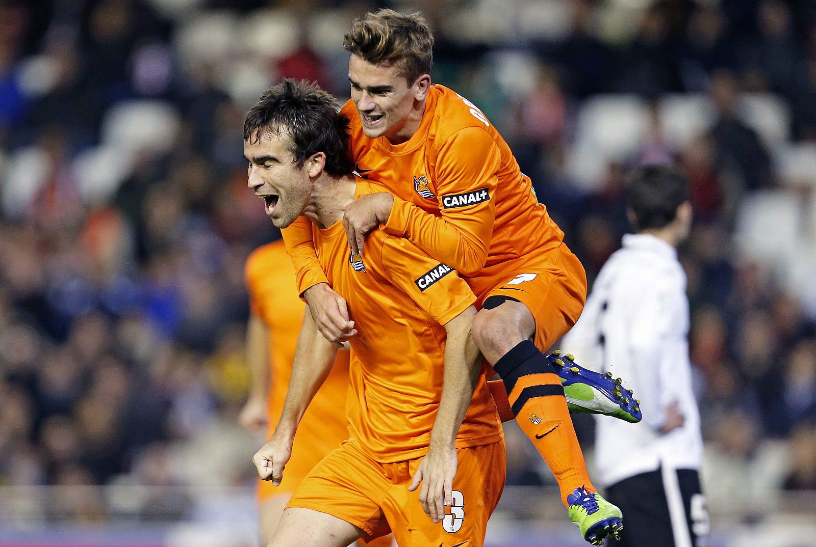 El defensa de la Real Sociedad Mikel González celebra con su compañero Antoine Griezmann la consecución del segundo gol de su equipo ante el Valencia.