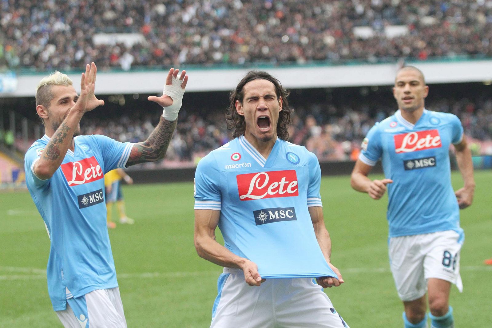 Cavani celebra uno de sus dos tantos al Pescara.