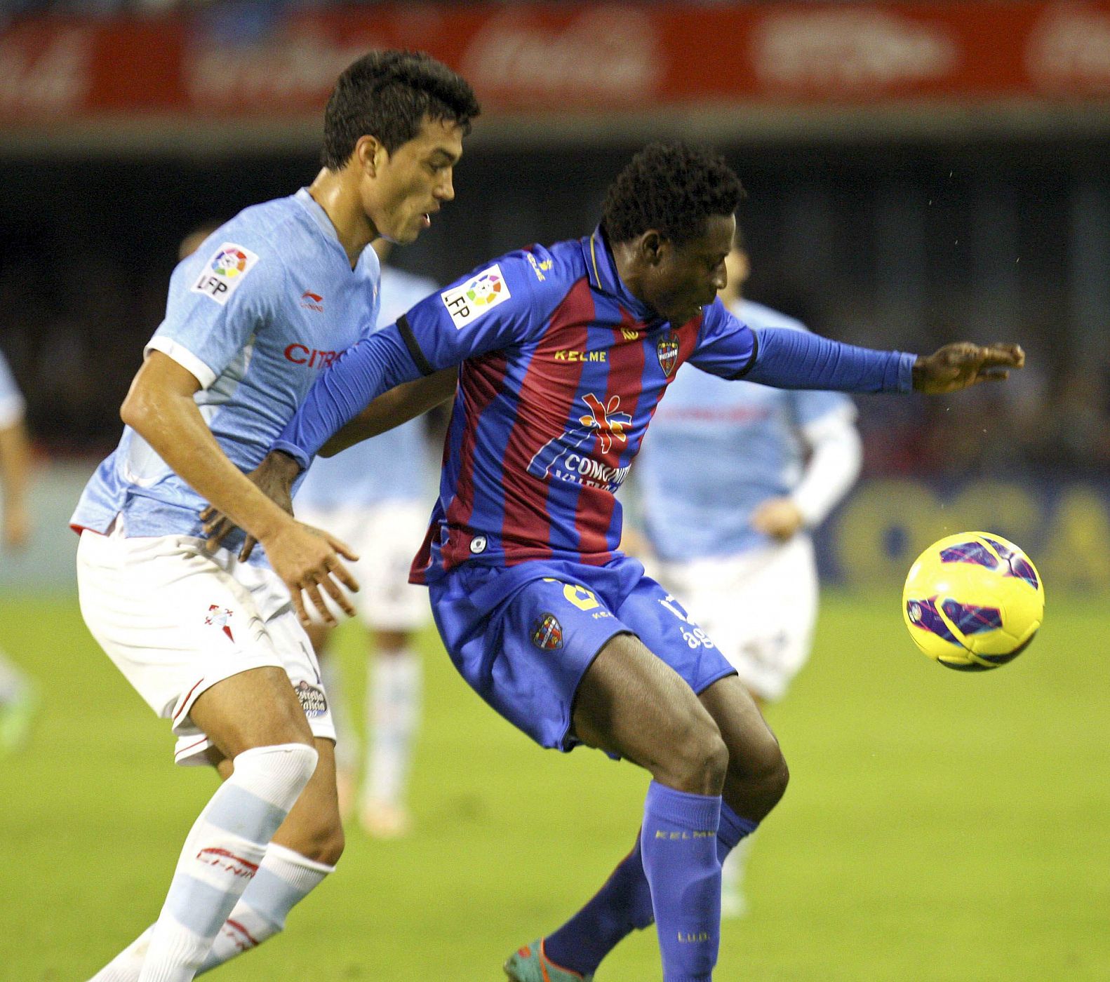 El defensa del Celta, Gustavo Cabral (i), presiona al delantero del Levante, Martins Obafemi.