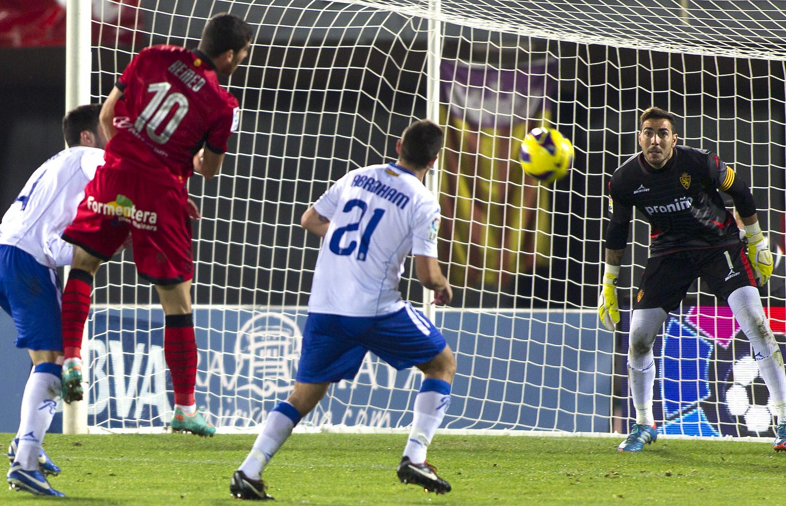 El portero del Zaragoza, Roberto Jiménez (d), intenta atajar el remate del delantero de Hemed (2i).