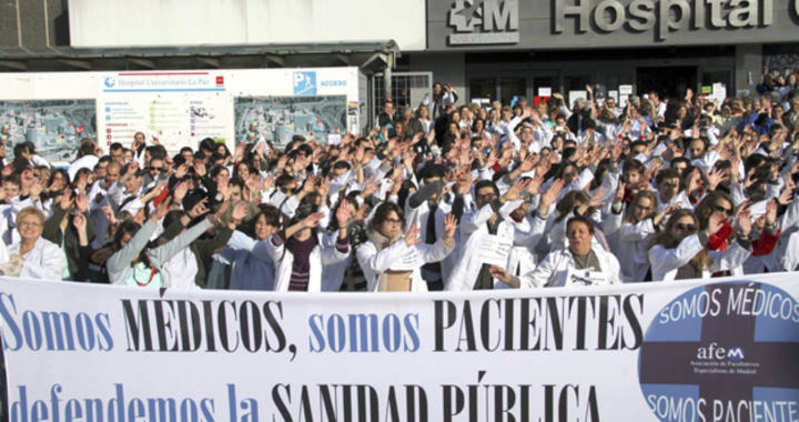  600 médicos bailan frente al hospital de La Paz para defender la sanidad pública madrileña