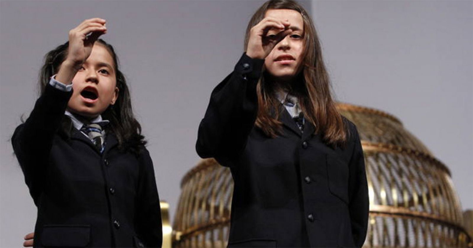 Dos niñas del colegio de San Ildefonso durante el sorteo de Navidad de 2011.