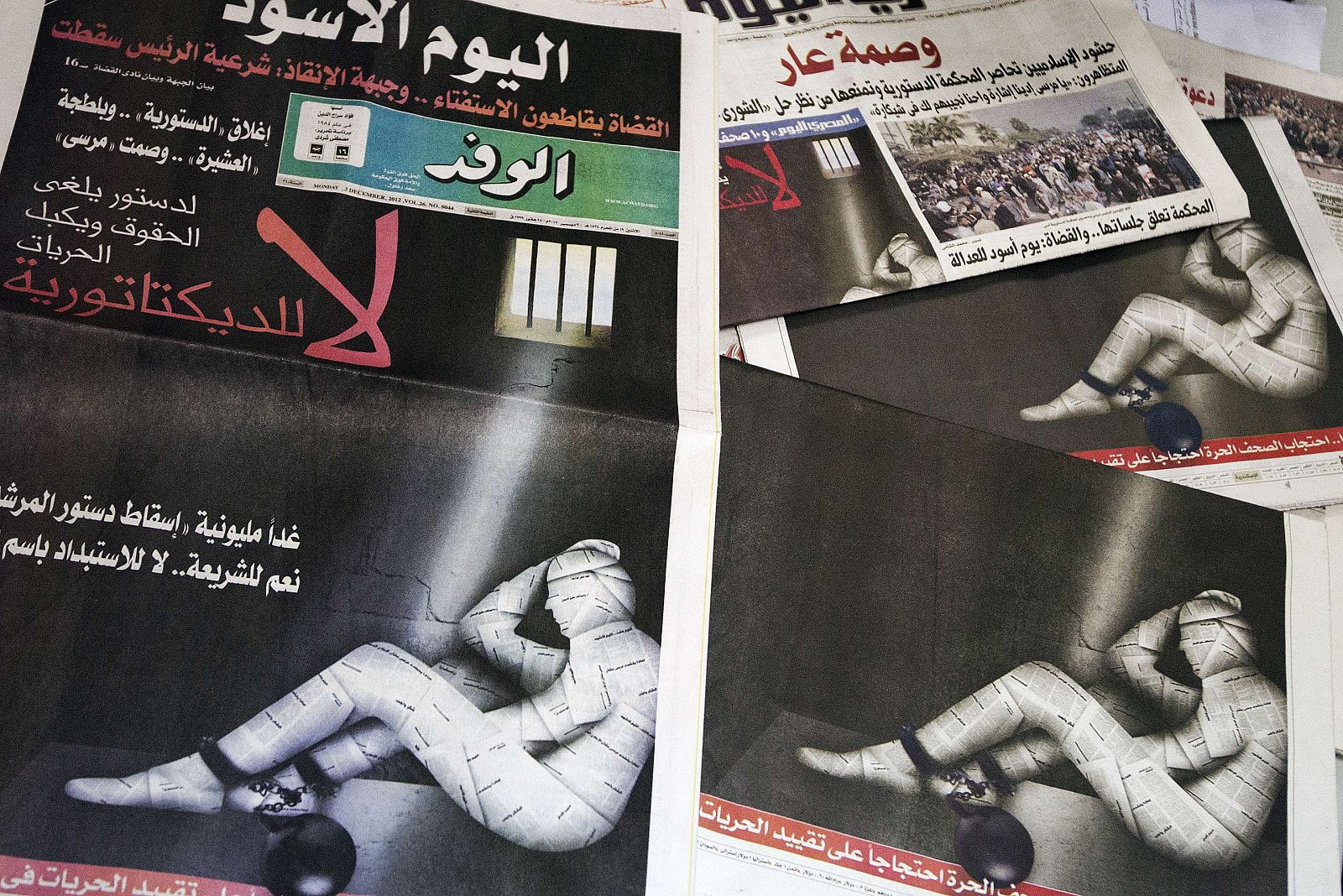 Portada de periódicos egipcios, el lunes, con el titular "No a la dictadura"