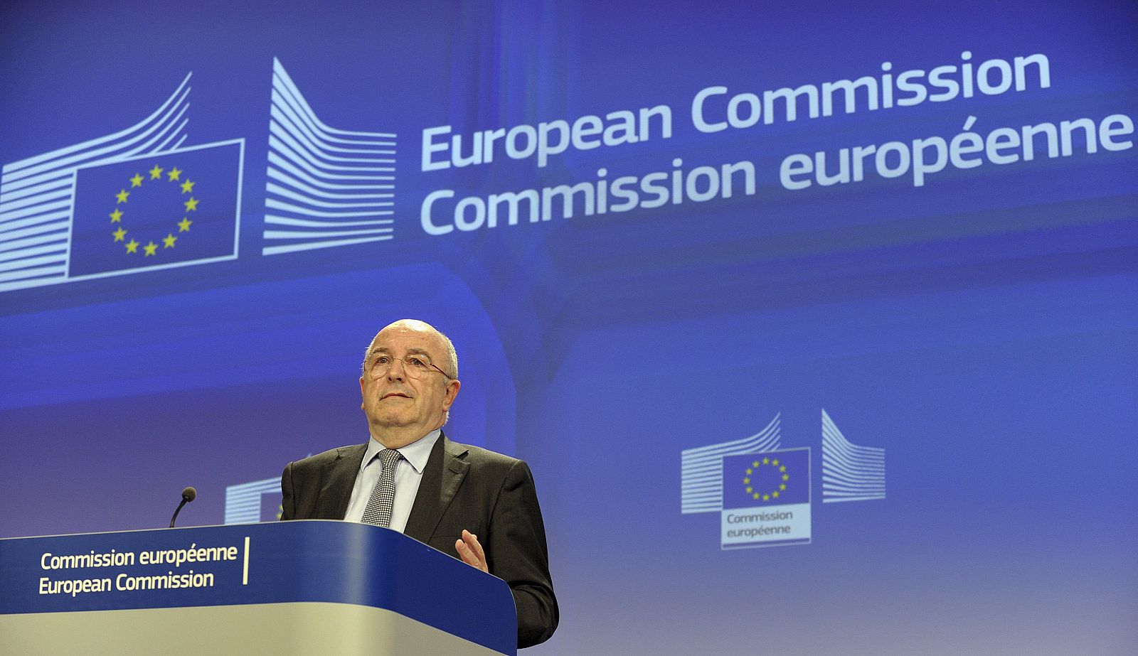 Joaquín Almunia en rueda de prensa en la sede de la Comisión Europea en Bruselas