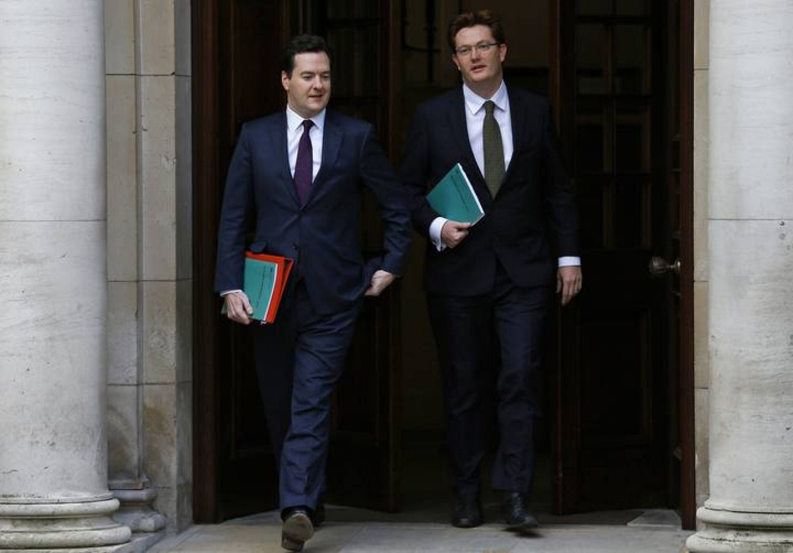 El ministro británico de Economía, George Osborne, y el secretario jefe del Tesoro, Danny Alexander, abandonan el edificio del Tesoro en Londres.