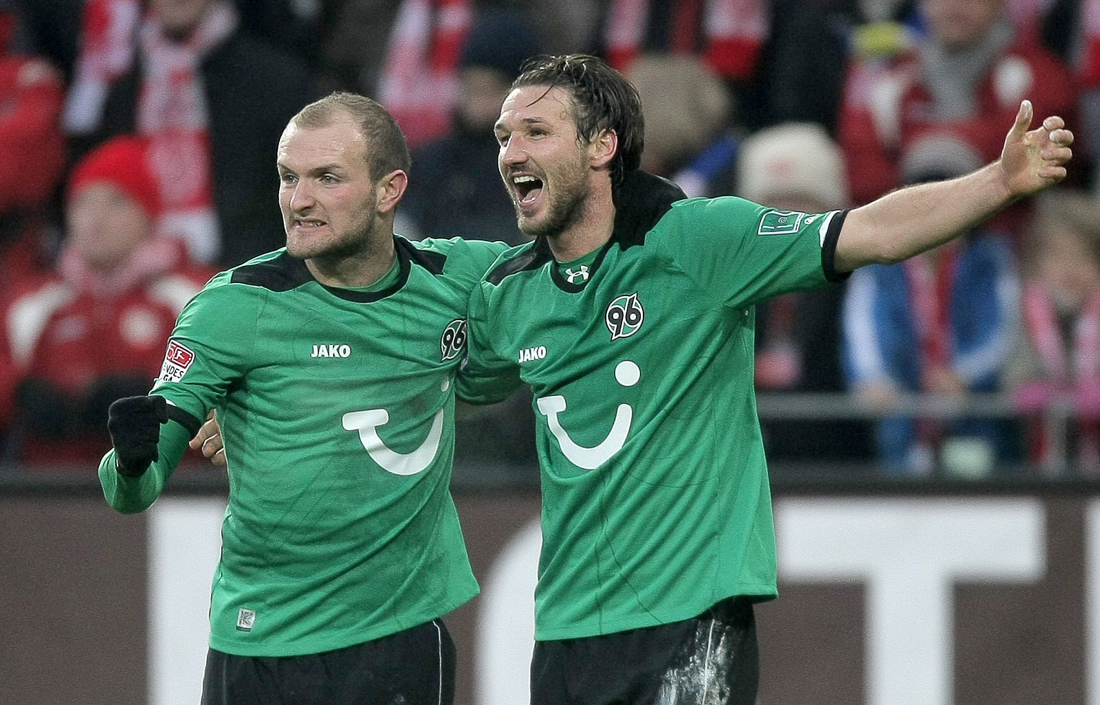 Los jugadores del Hannover Christian Schulz y Konstantin Rausch durante un partido de la Bundesliga.