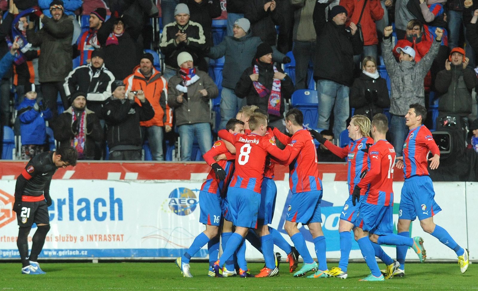 Los jugadores del Viktoria Plzen celebran el gol del triunfo.