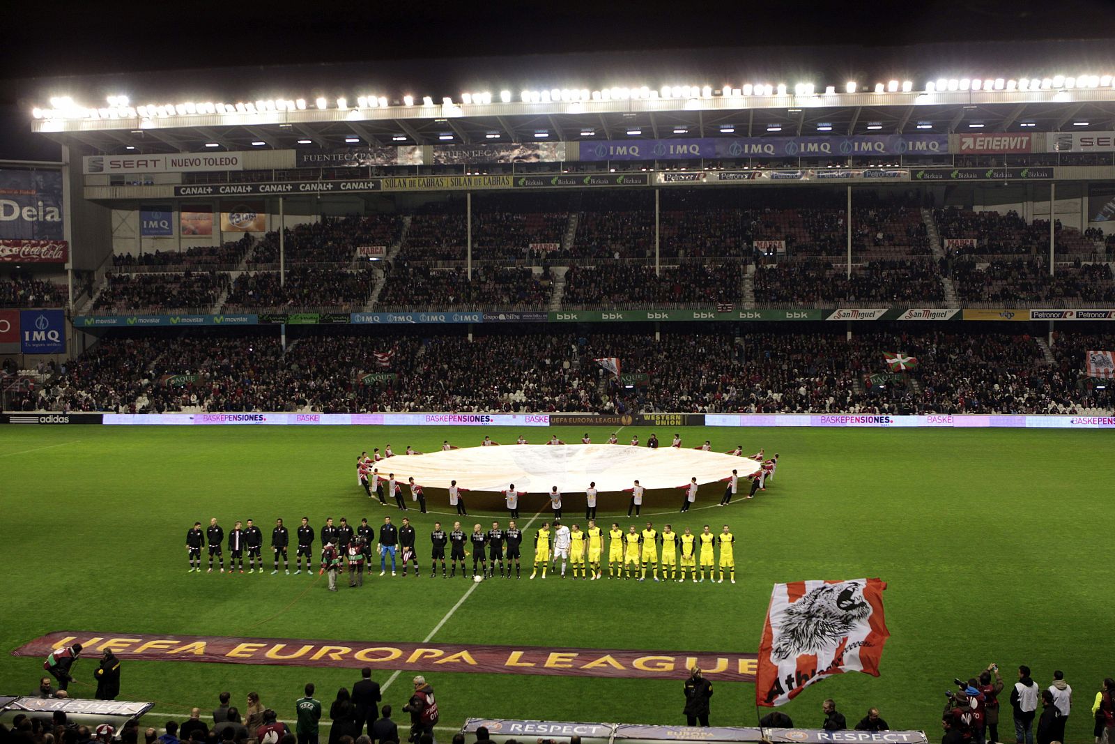 Los equipos del Sparta de Praga (d) y el Athletic de Bilbao, momentos antes de comenzar el último partido europeo en San Mamés.