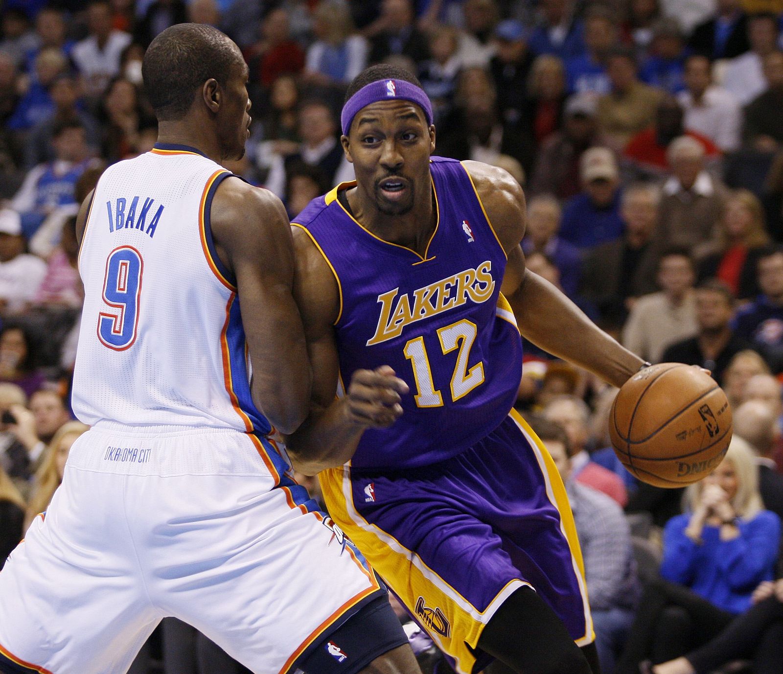 Dwight Howard intenta superar a Serge Ibaka.