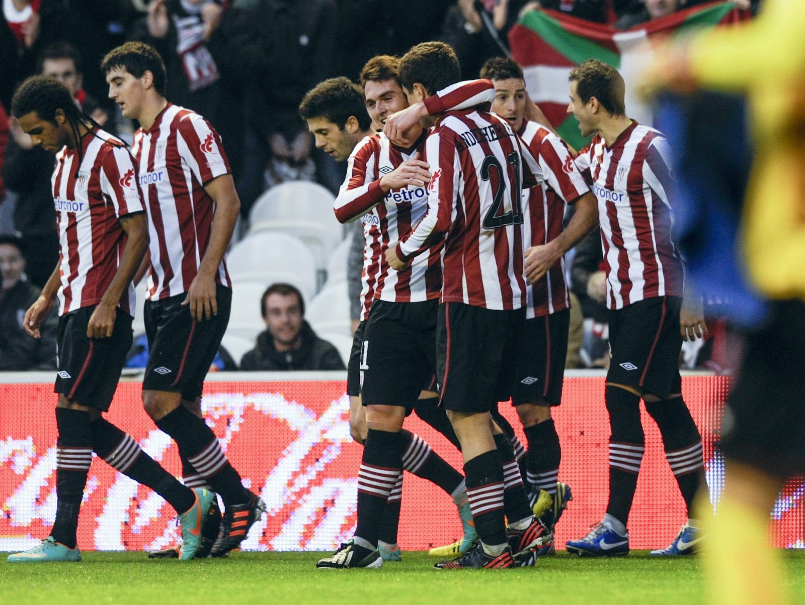 Los jugadores del Athletic celebran el gol marcado por su compañero Aritz Aduriz.