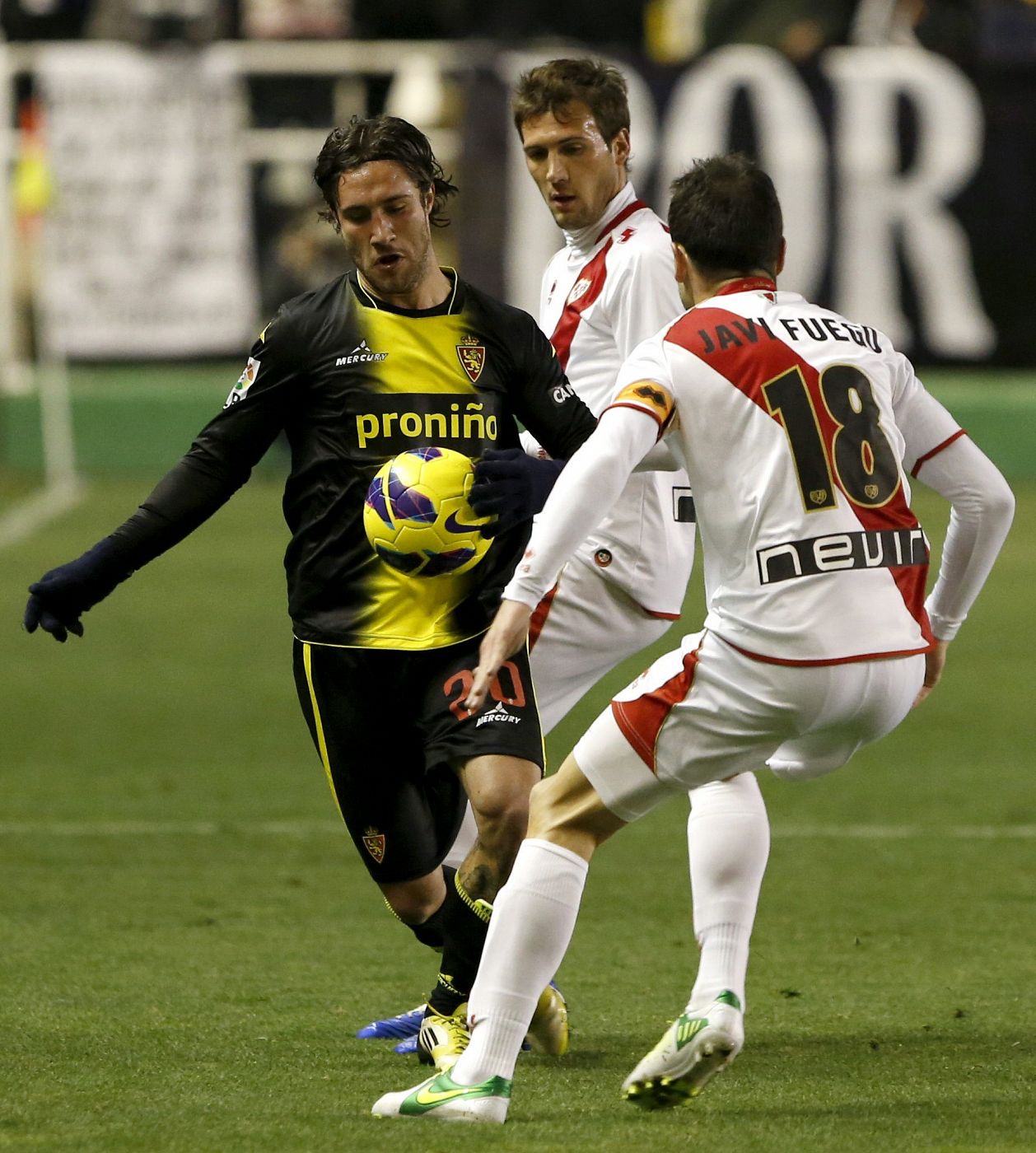 El centrocampista argentino del Real Zaragoza, Franco Zuculini controla el balón ante el centrocampista del Rayo Vallecano Javi Fuego.