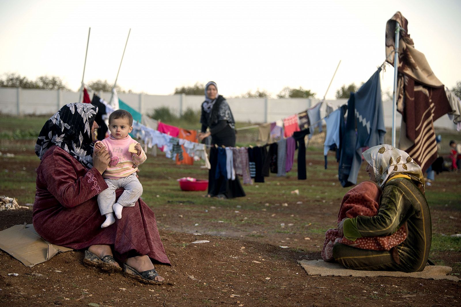 Refugiados sirios en un campo en la frontera entre Siria y Turquía