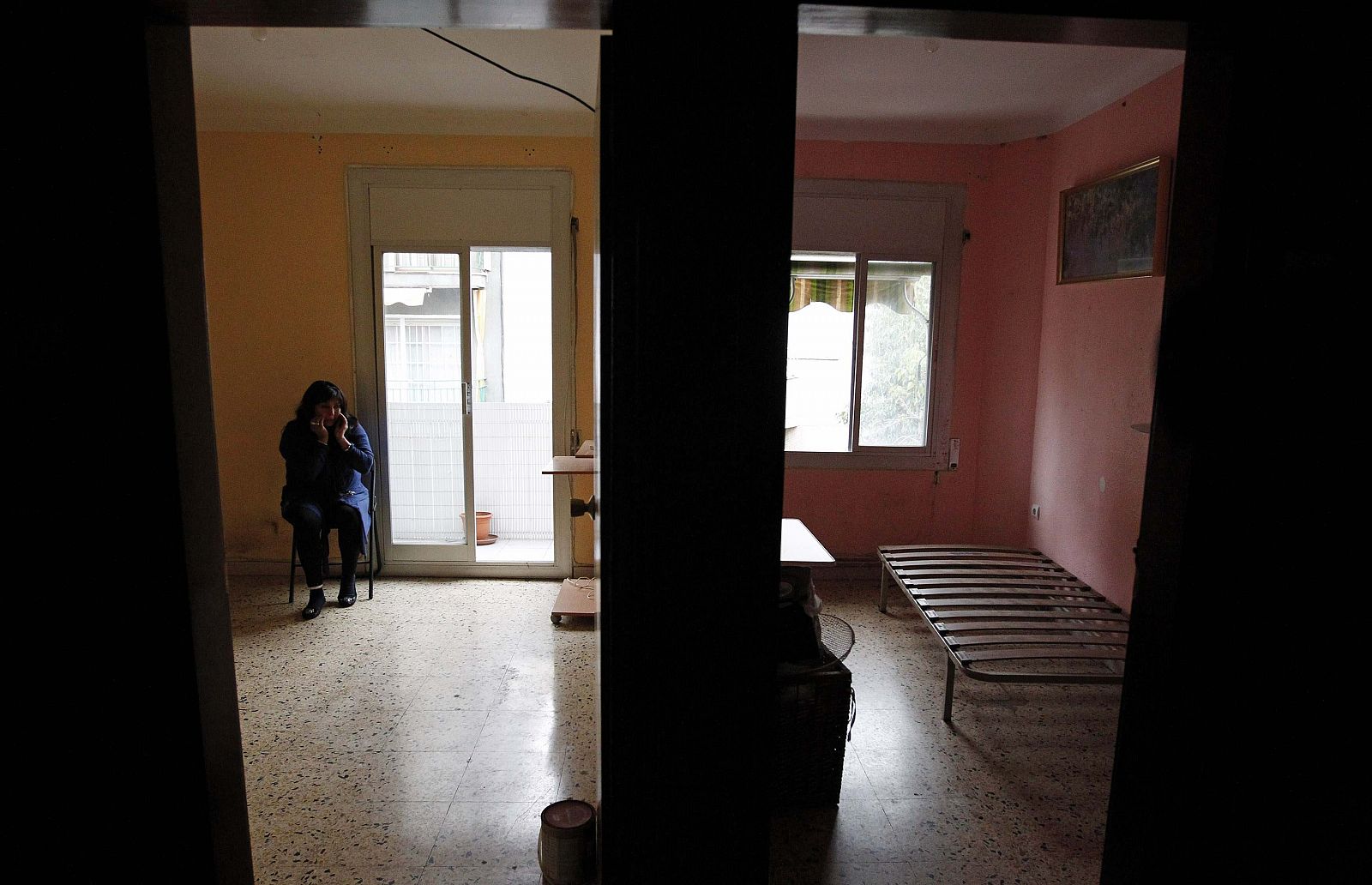 Una mujer espera en el salón de su piso a ser desahuciada