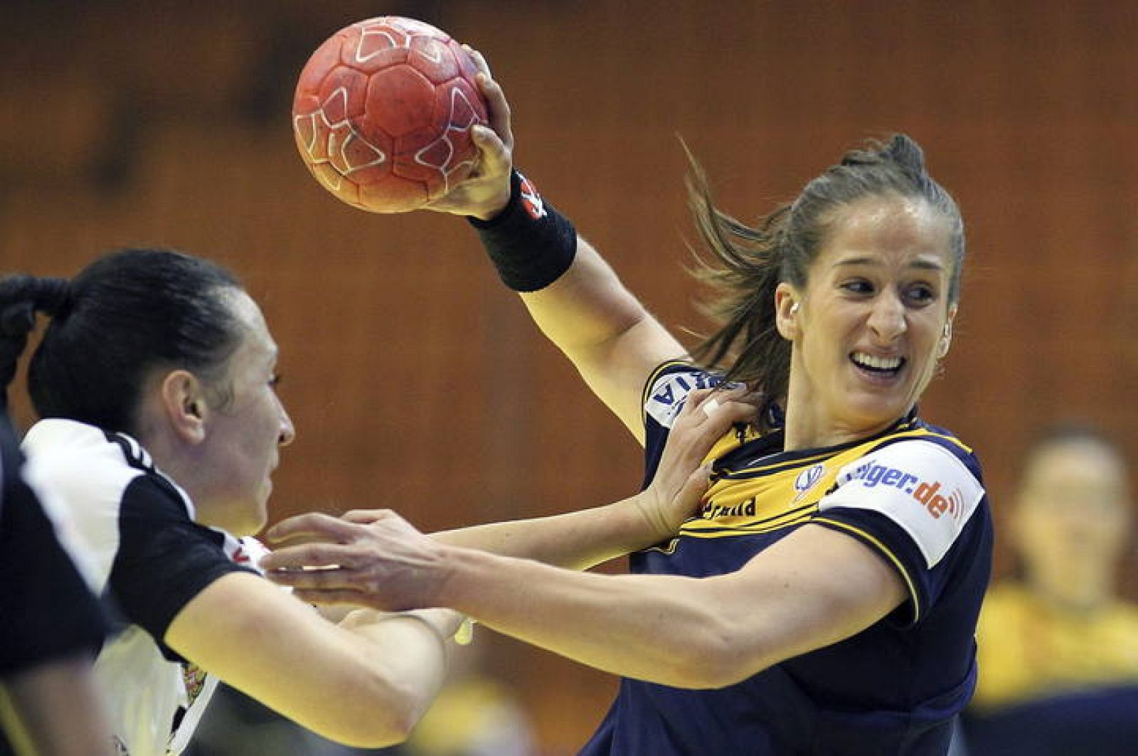 La jugadora española Nerea Pena Abaurrea trata de superar la defensa de la rusa Liudmila Postnova (i) 