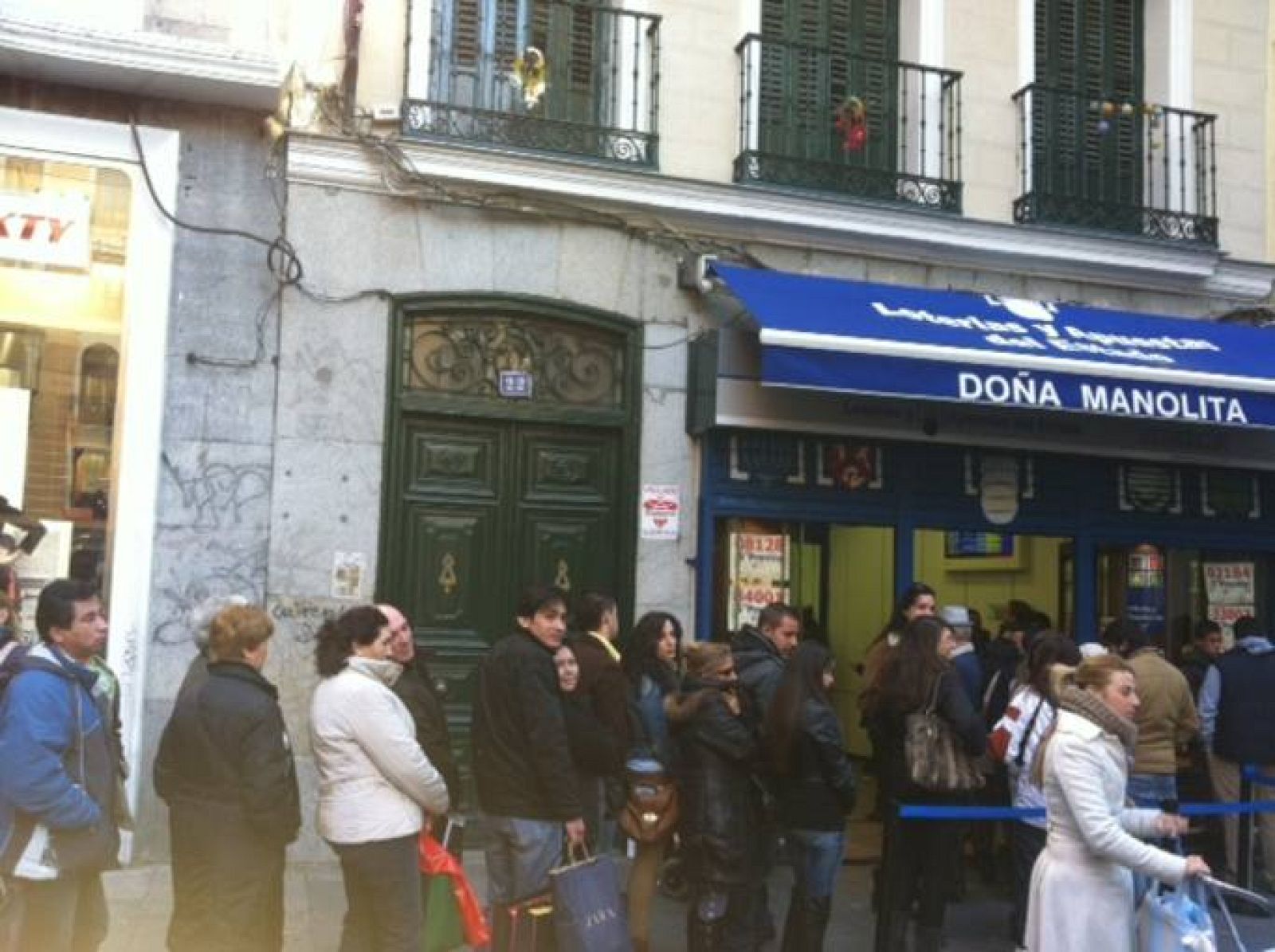 Colas para comprar Lotería de Navidad en Doña Manolita