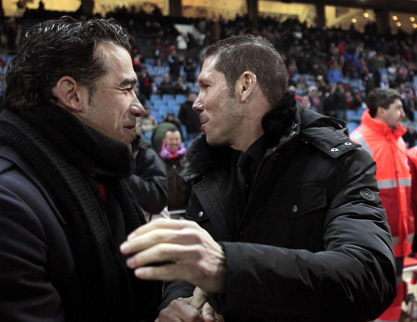 Los técnicos del Getafe, Luís García (i) y el  del At. de Madrid, Diego Pablo Simeone, se saludane Madrid, Diego Pablo Simeone, se saludan