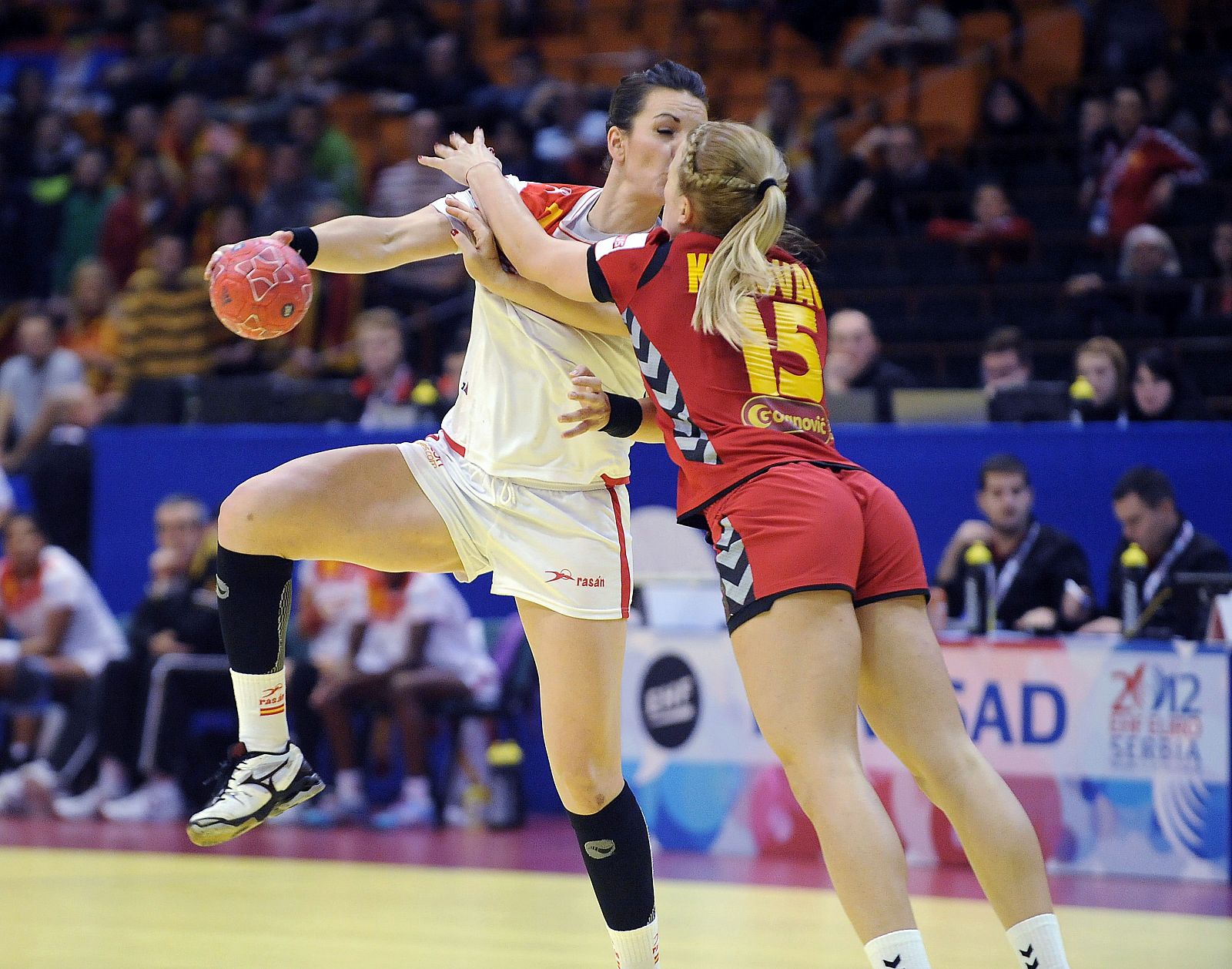 La española Beatriz Fernandez (L) lucha contra la jugadora de Montenegro Andrea Klikovac durante el partido.