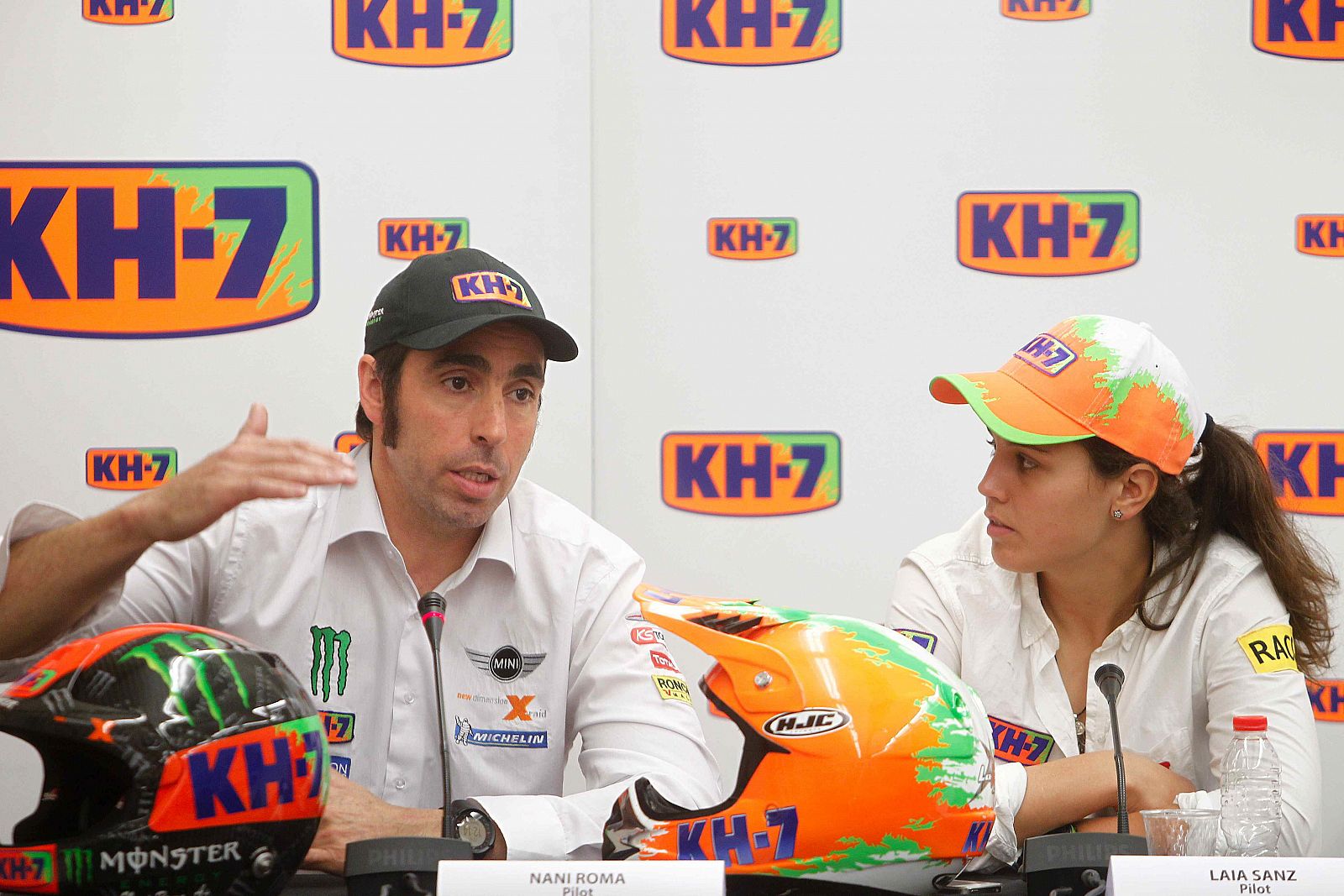 La piloto de motos Laia Sanz y el piloto de coches Nani Roma hoy en Barcelona durante la presentación del equipo