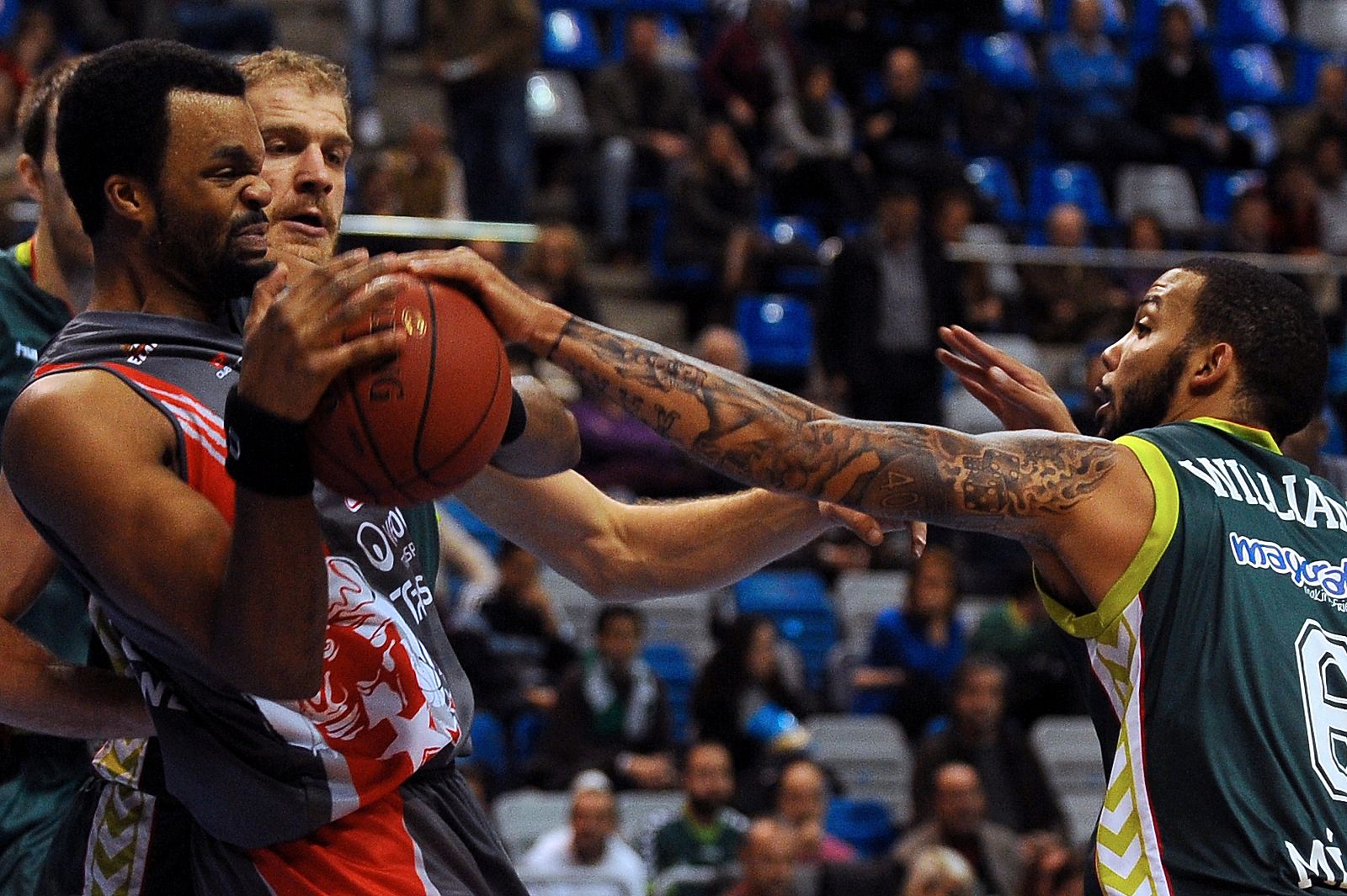 Shelden Williams (i) disputa el balón a Marcus Williams (d) en el partido de Euroliga entre el Unicaja y el Chalon