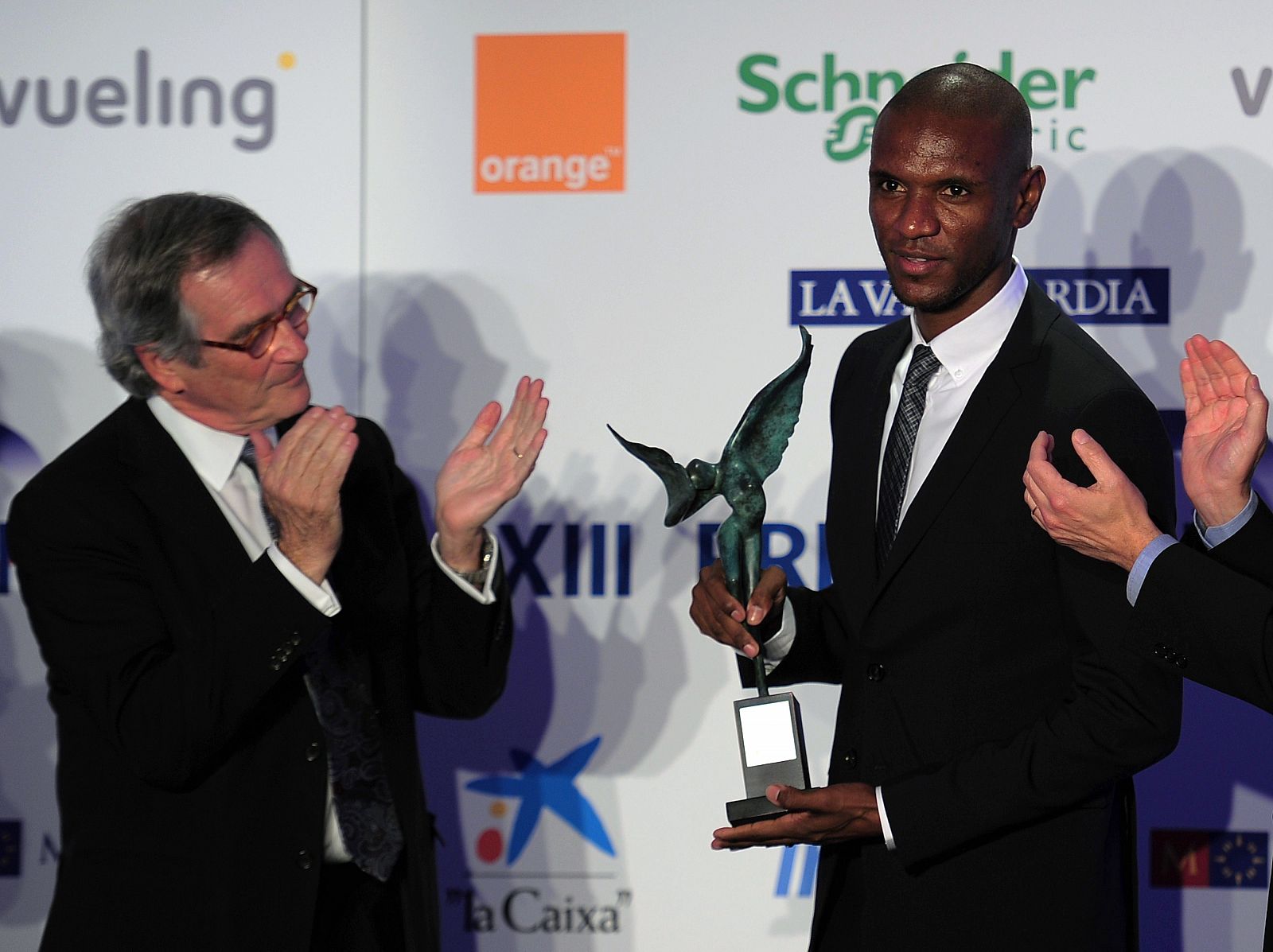 Eric Abidal recibe el trofeo del XIII Premio  Pirineos otorgado por la Cámara de Comercio Francesa
