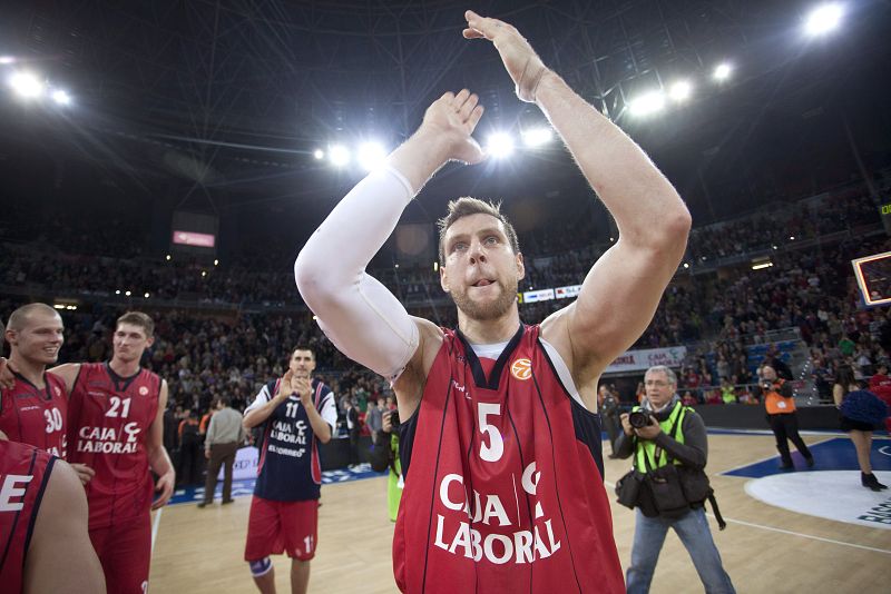 El alero argentino del Caja Laboral, Andrés Nocioni, celebra la victoria de su equipo
