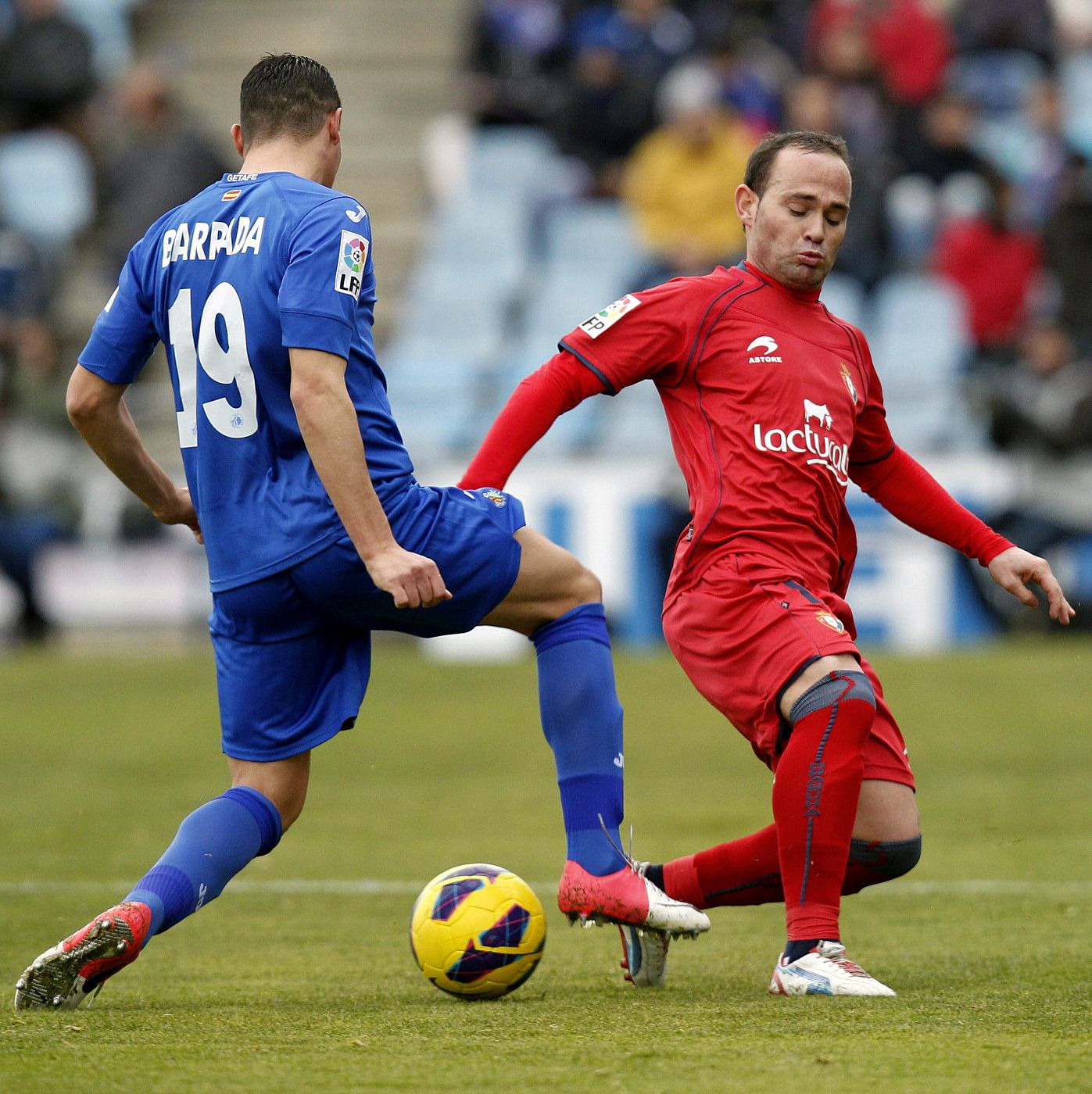 El delantero marroquí del Getafe Abdel Barrada (i) pelea un balón con el delantero de Osasuna Juan Francisco Martínez "Nino"