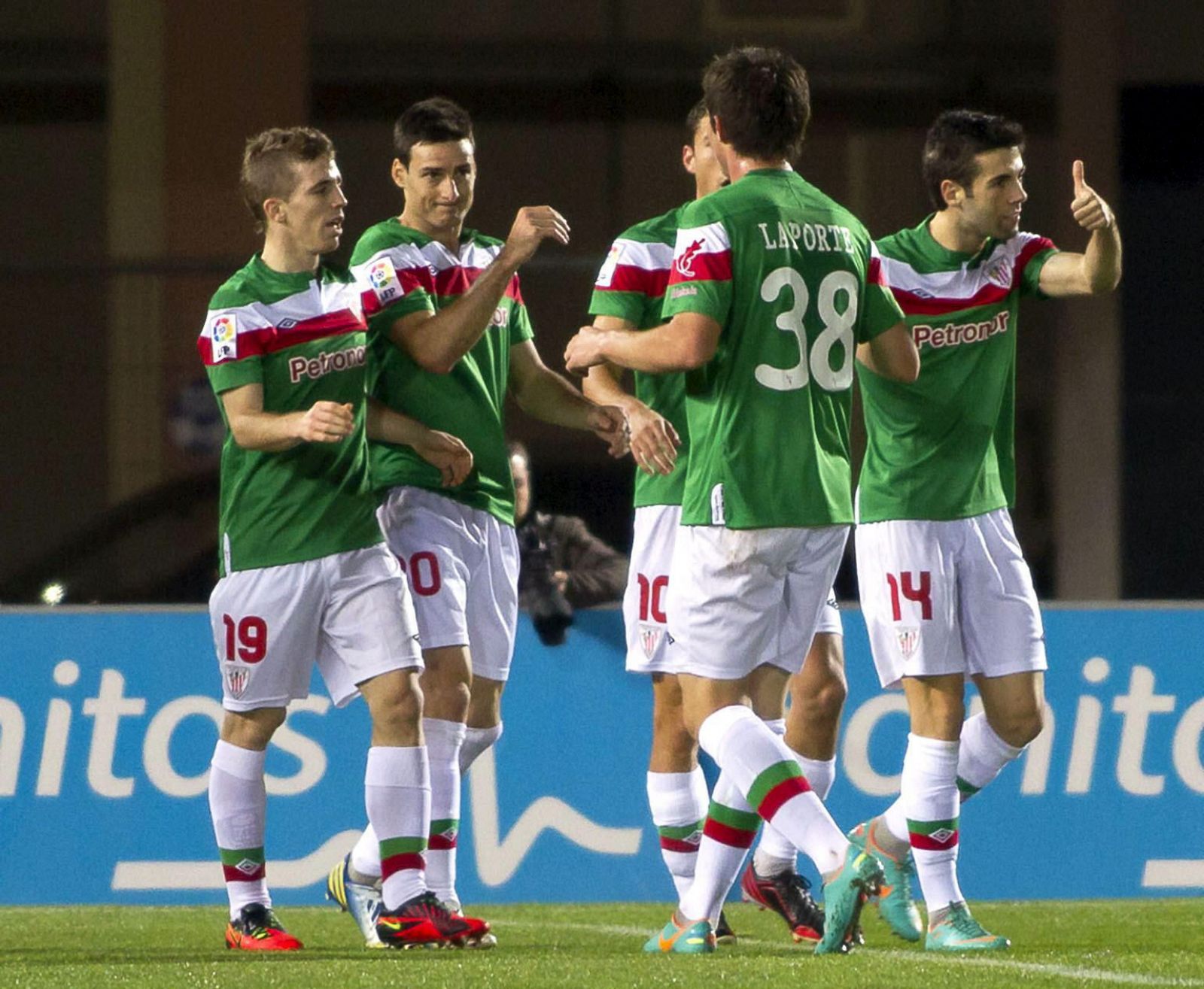 El delantero del Athletic Club Aritz Aduriz (2i) celebra la consecución del primer gol de su equipo ante el RCD Mallorca