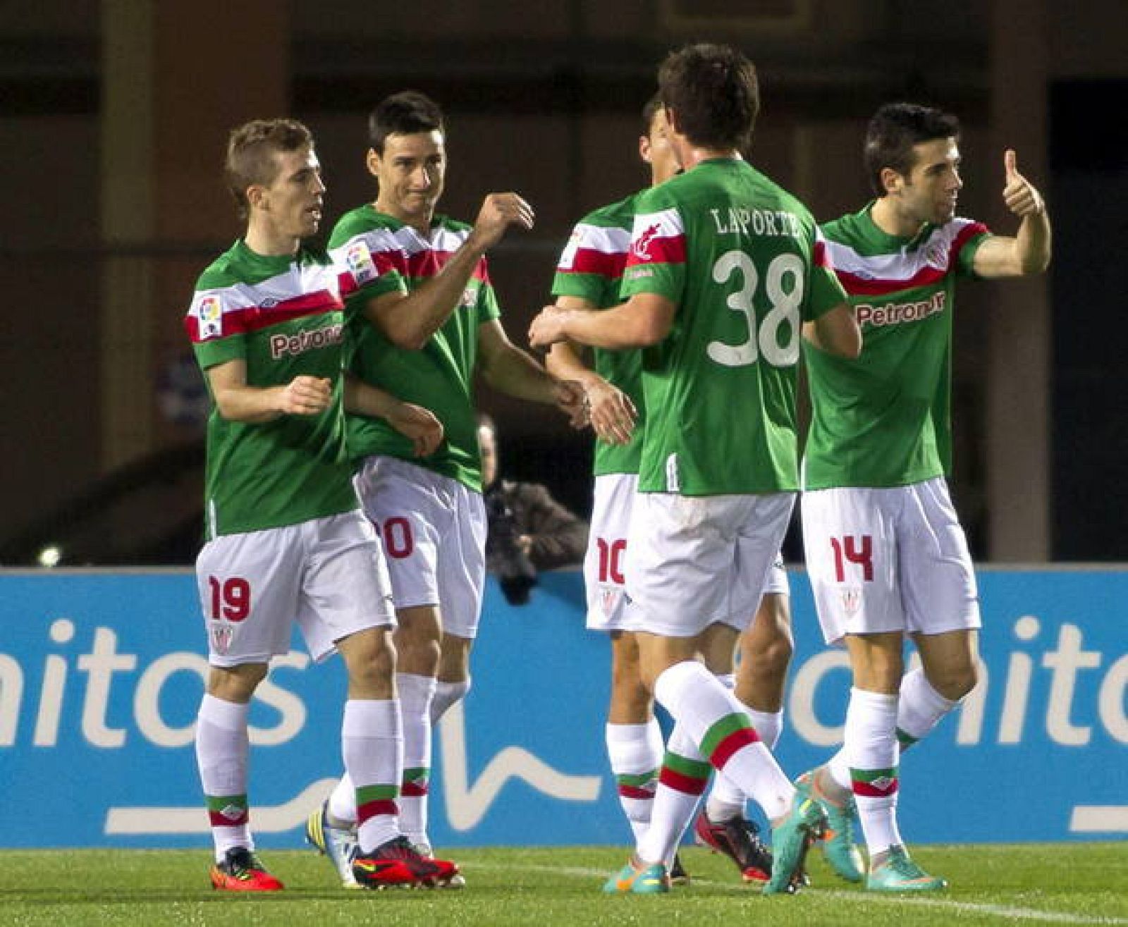 El delantero del Athletic Club Aritz Aduriz (2i) celebra la consecución del primer gol de su equipo ante el RCD Mallorca