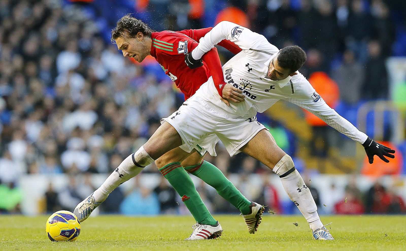 Michu lucha un balón con el jugador del Tottenham, Raniere Sandro.