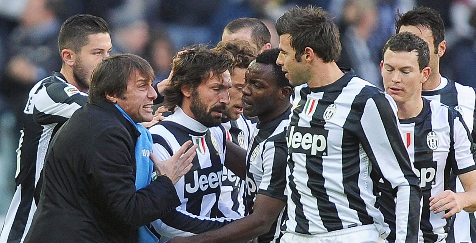 La plantilla de la Juventus y su entrenador, Antonio Conte, celebran el gol de Pirlo
