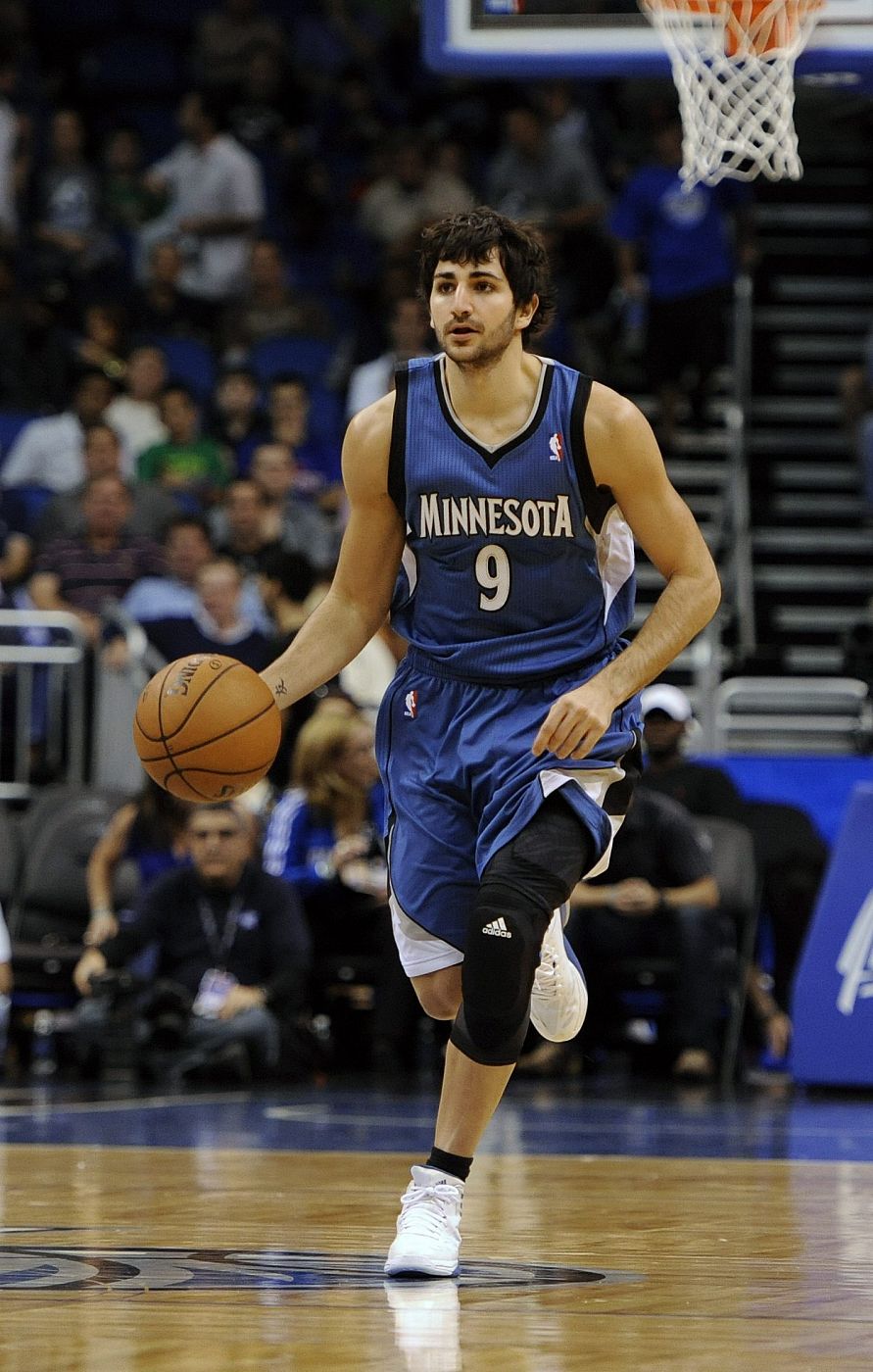 El jugador de los Timberwolves de Minnesota Ricky Rubio controla el balón ante los Magic de Orlando.