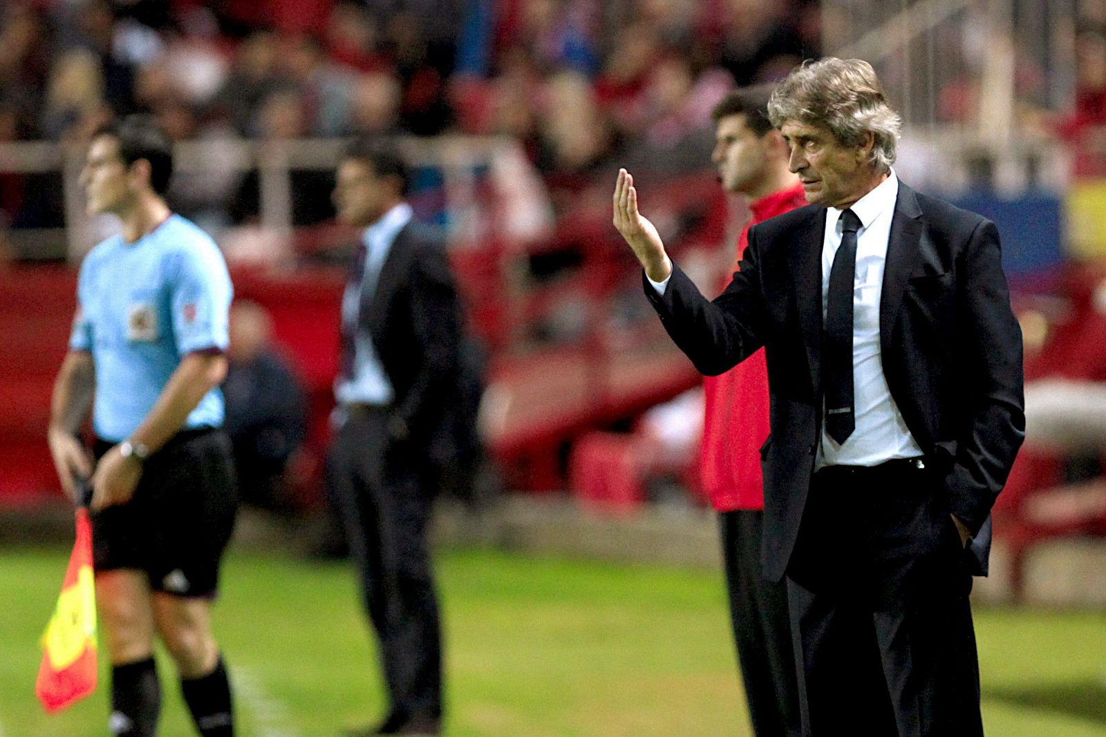 El entrenador chileno del Málaga CF, Manuel Pellegrini, da instrucciones a sus jugadores durante un partido