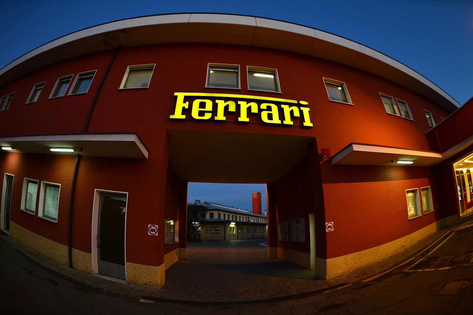 Fachada de la factoría Ferrari en Maranello, italia