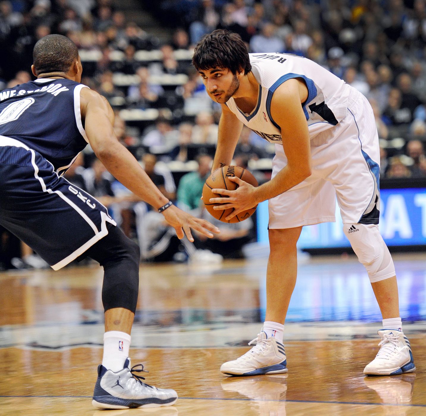 Ricky Rubio (d), de los Timberwolves, ataca ante Westbrook (i) de los Thunder