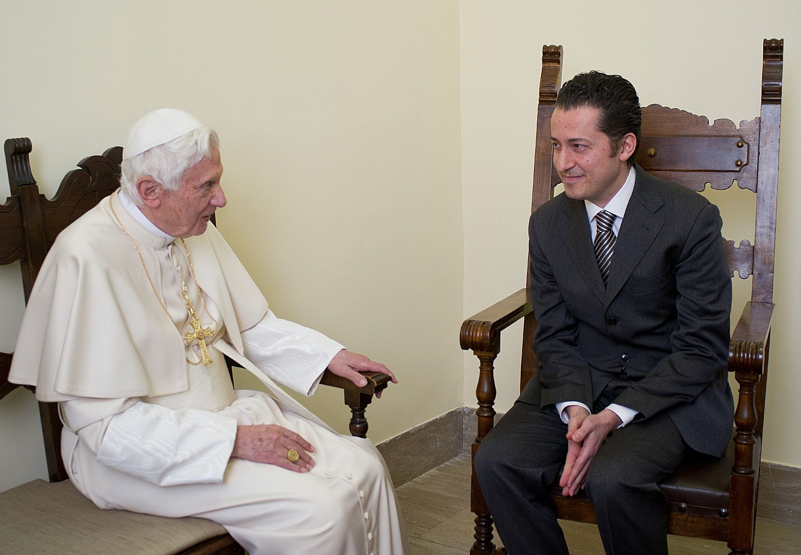 El papa Benedicto XVI visita a su exmayordomo Paolo Gabriele para informarle del indulto.