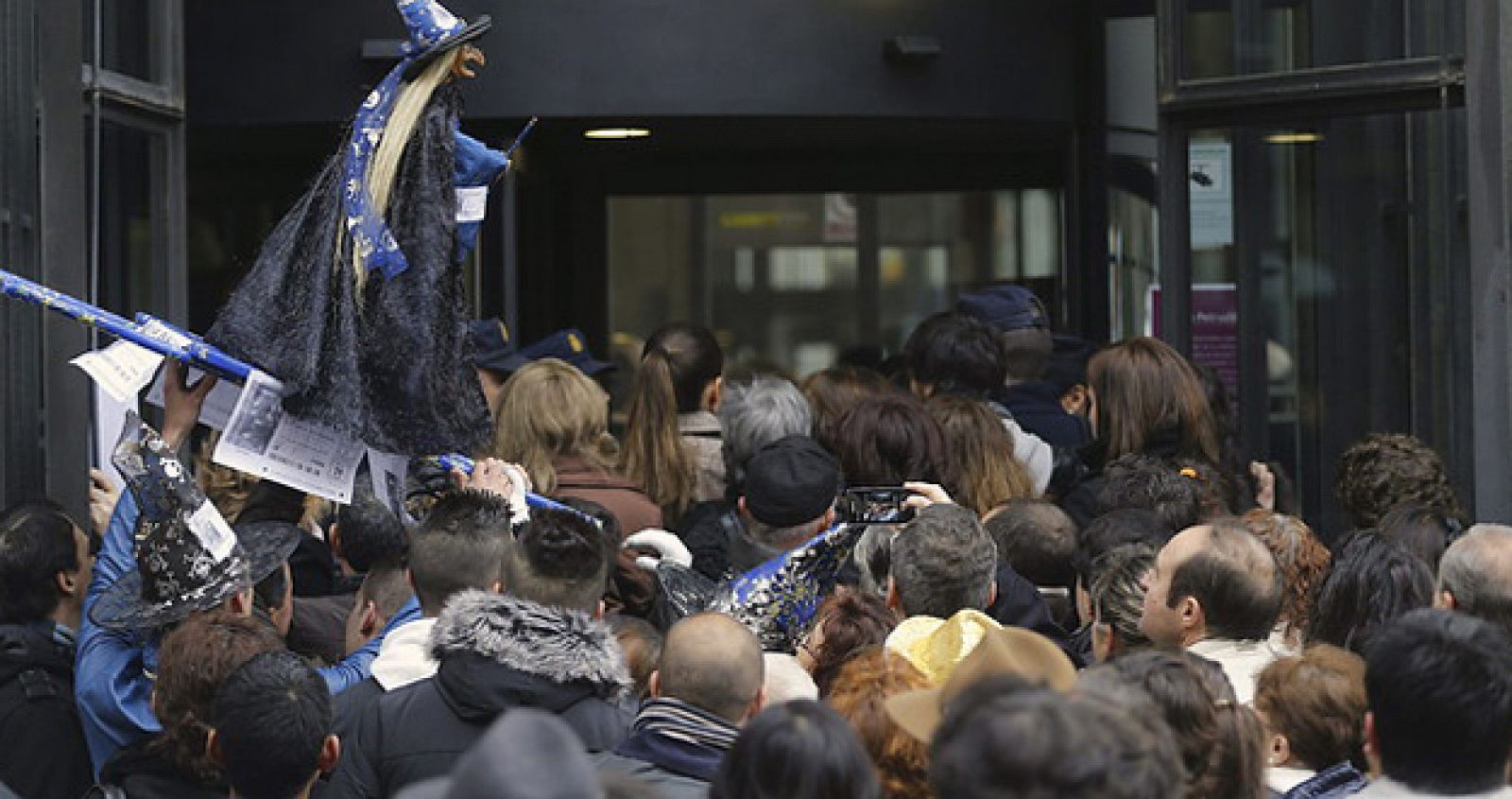 Numerosas personas esperan en las puertas del Teatro Real de Madrid para poder entrar al Sorteo Extraordinario de Navidad.