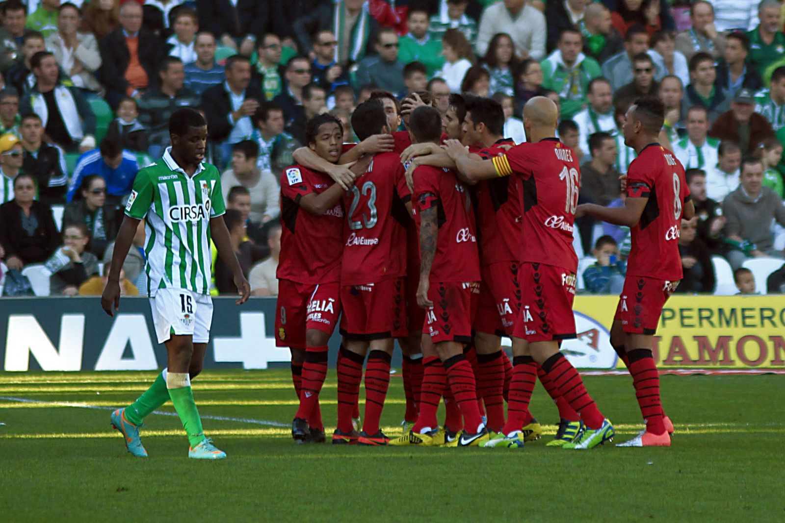 Los jugadores del RCD Mallorca celebran el gol marcado al Real Betis por su compañero Víctor Casadesús