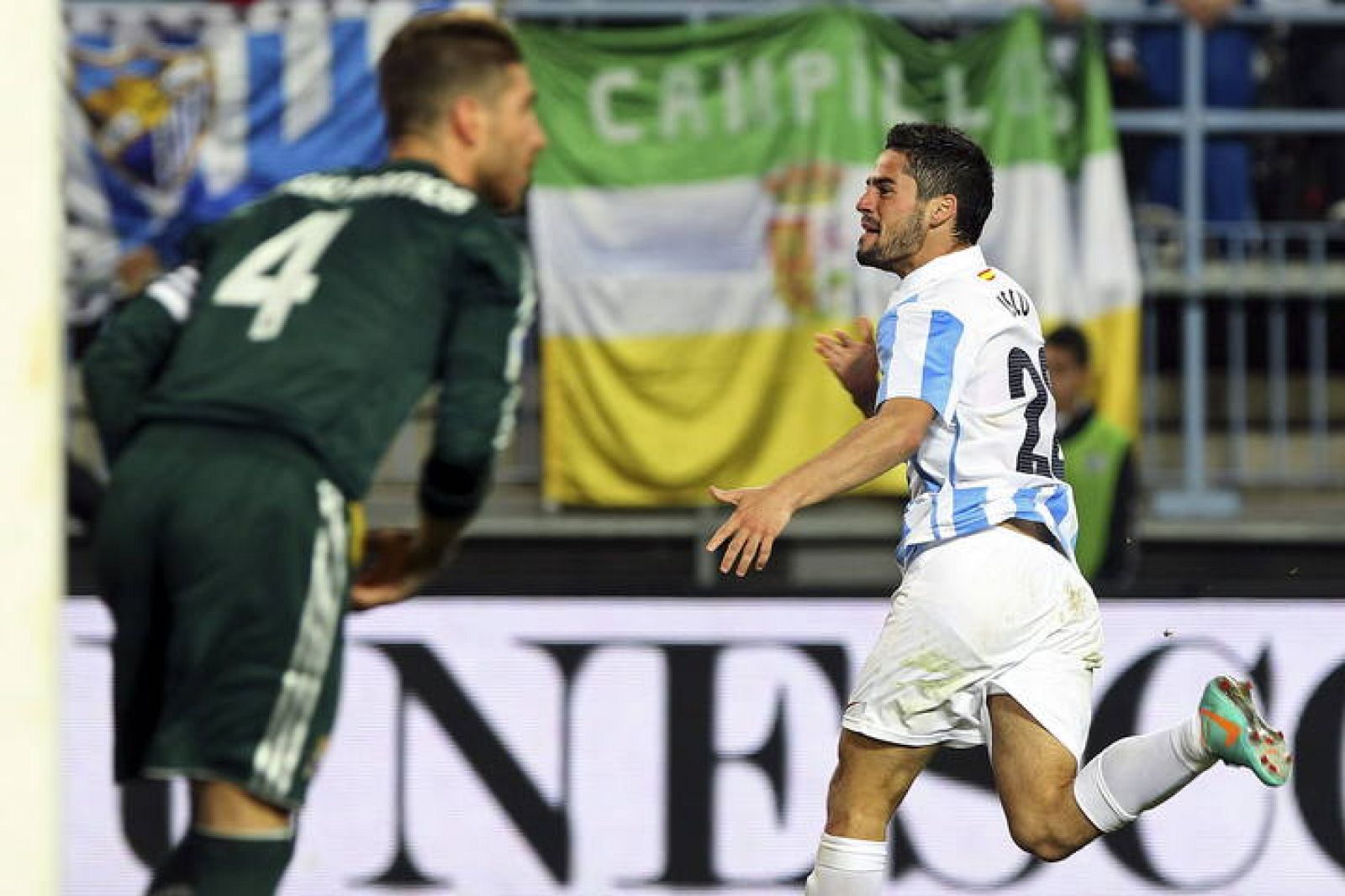 El centrocampista del Málaga "Isco" Alarcón (d) celebra el gol conseguido ante el Real Madrid