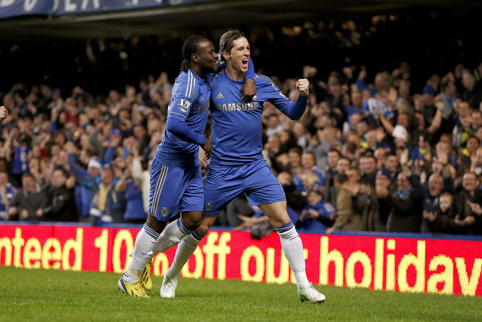 Fernando Torres celebra su gol contra el Aston Villa con Victor Moses